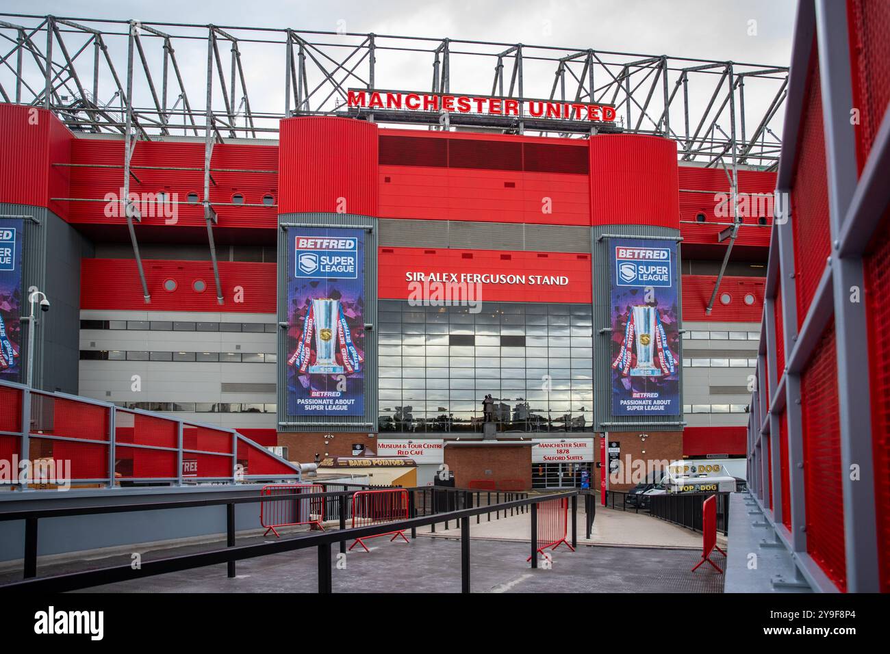 Vue du stand Sir Alex Ferguson (et de la statue) au stade Manchester United, Old Trafford, Salford Banque D'Images