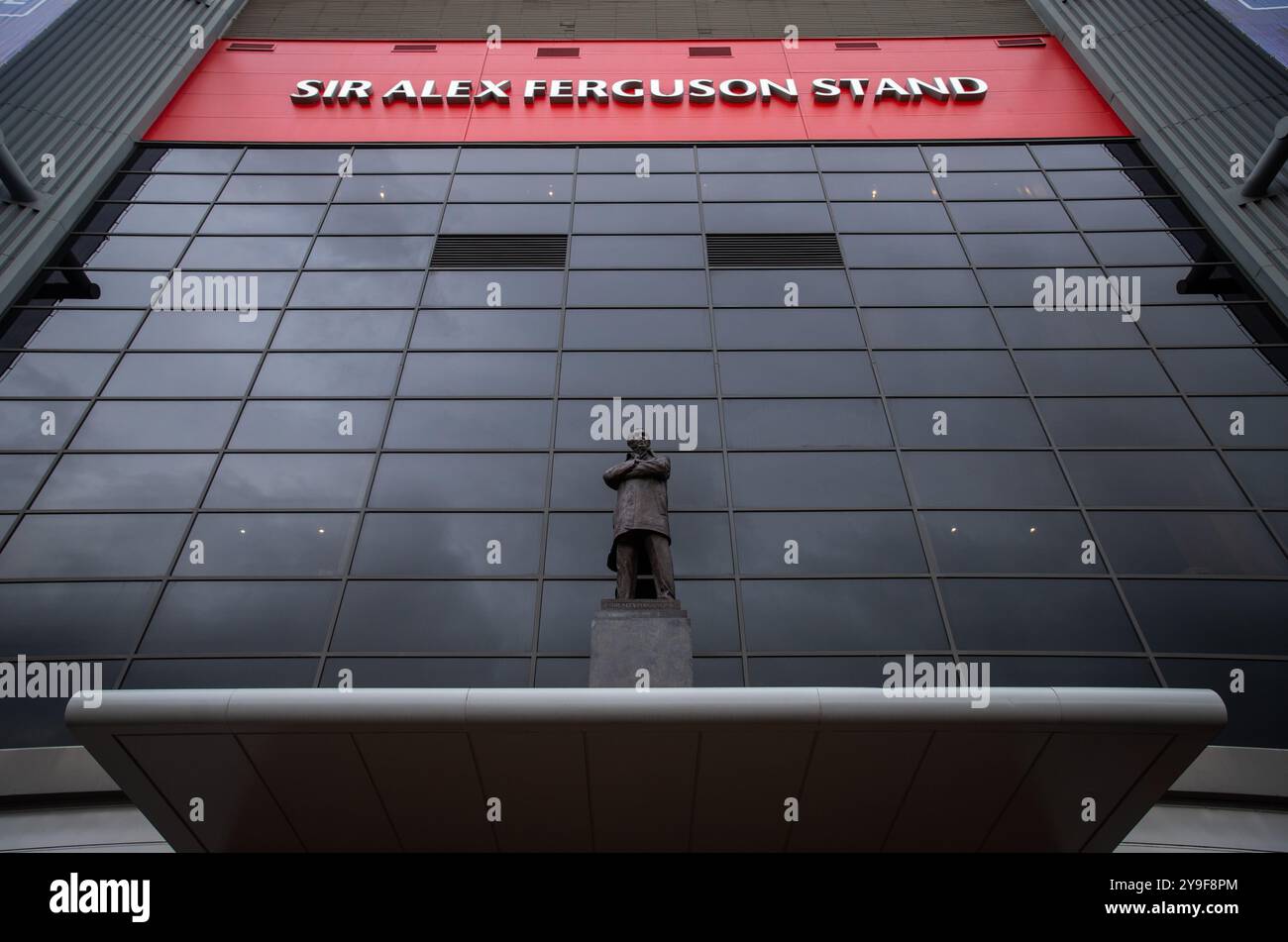 Vue du stand Sir Alex Ferguson (et de la statue) au stade Manchester United, Old Trafford, Salford Banque D'Images Vue du stand Sir Alex Ferguson (et de la statue) au stade Manchester United, Old Trafford, Salford Banque D'Images