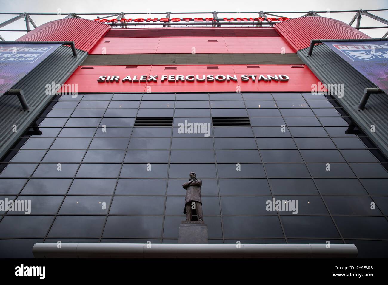 Vue du stand Sir Alex Ferguson (et de la statue) au stade Manchester United, Old Trafford, Salford Banque D'Images Vue du stand Sir Alex Ferguson (et de la statue) au stade Manchester United, Old Trafford, Salford Banque D'Images
