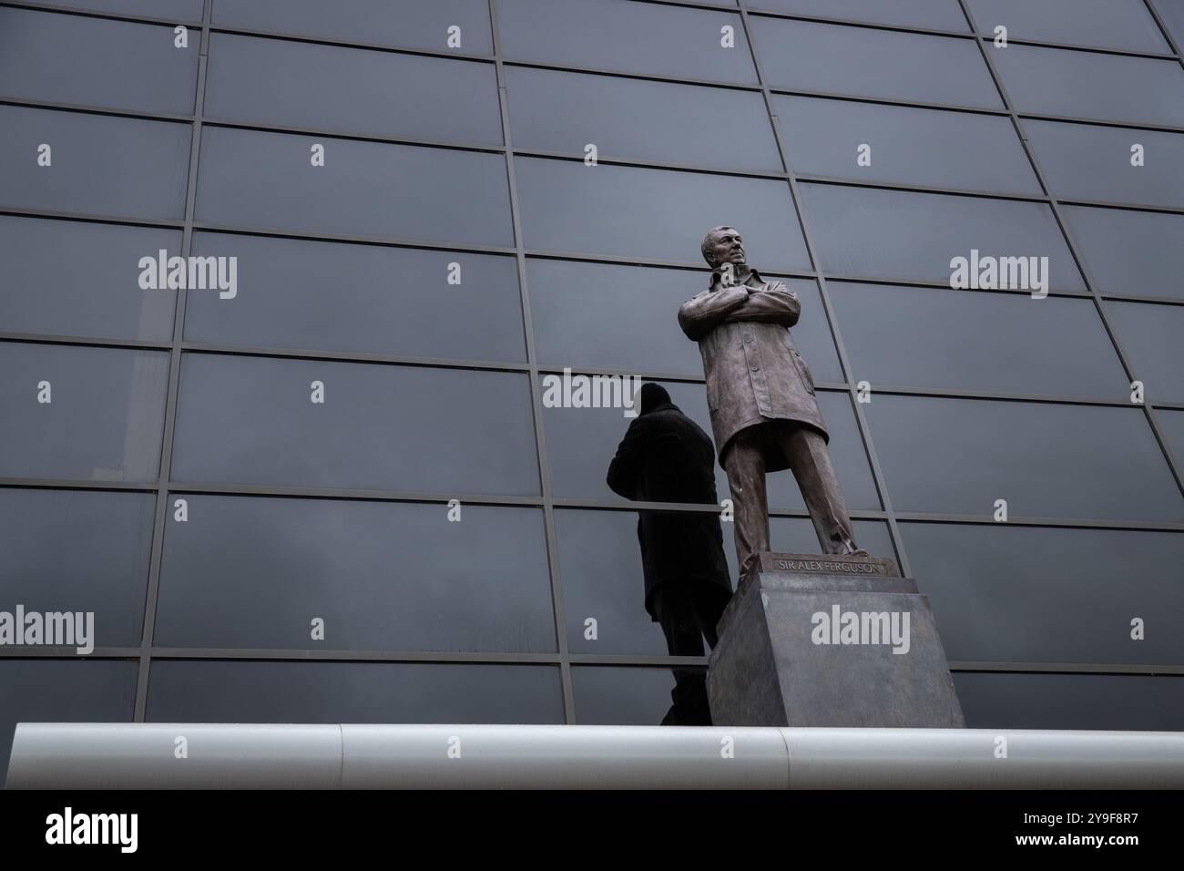 Entrée des suites Manchester et Salford, et musée avec la statue Sir Alex Ferguson devant le stade Manchester United, Old Trafford, Salford Banque D'Images Entrée des suites Manchester et Salford, et musée avec la statue Sir Alex Ferguson devant le stade Manchester United, Old Trafford, Salford Banque D'Images