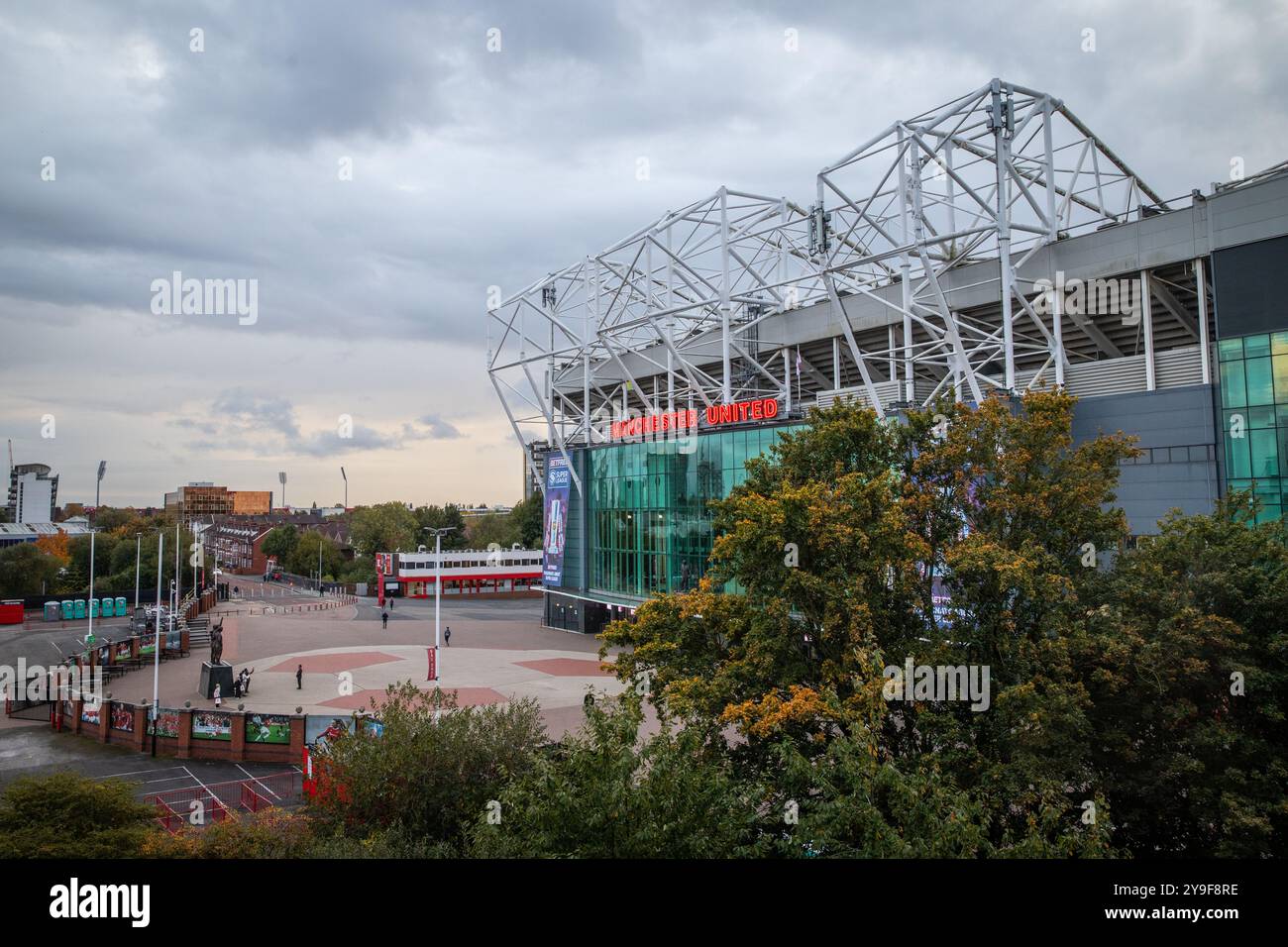 Vue de l'entrée principale du stade Manchester United, Old Trafford, Salford Banque D'Images Vue de l'entrée principale du stade Manchester United, Old Trafford, Salford Banque D'Images