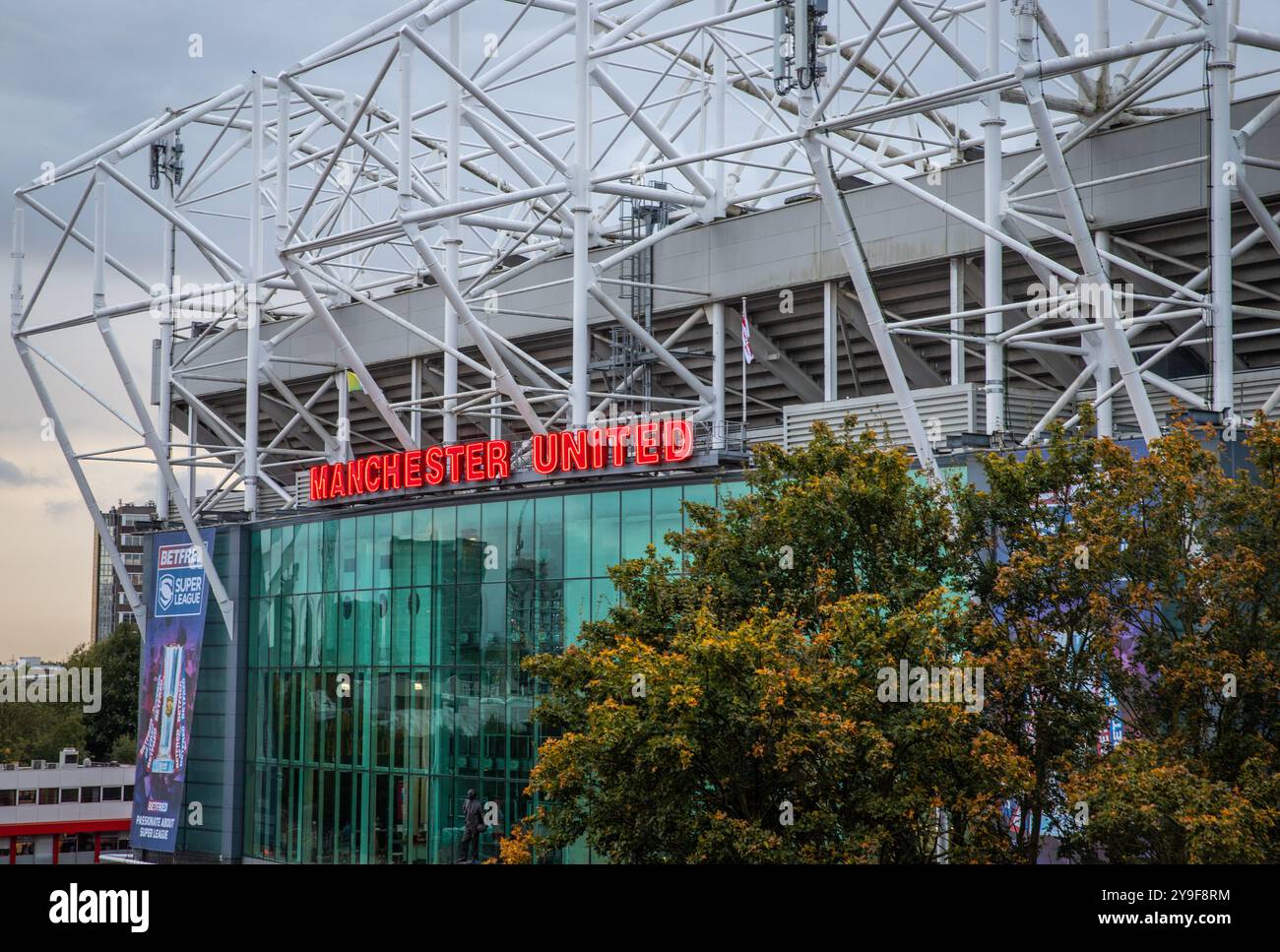 Vue de l'entrée principale du stade Manchester United, Old Trafford, Salford Banque D'Images Vue de l'entrée principale du stade Manchester United, Old Trafford, Salford Banque D'Images