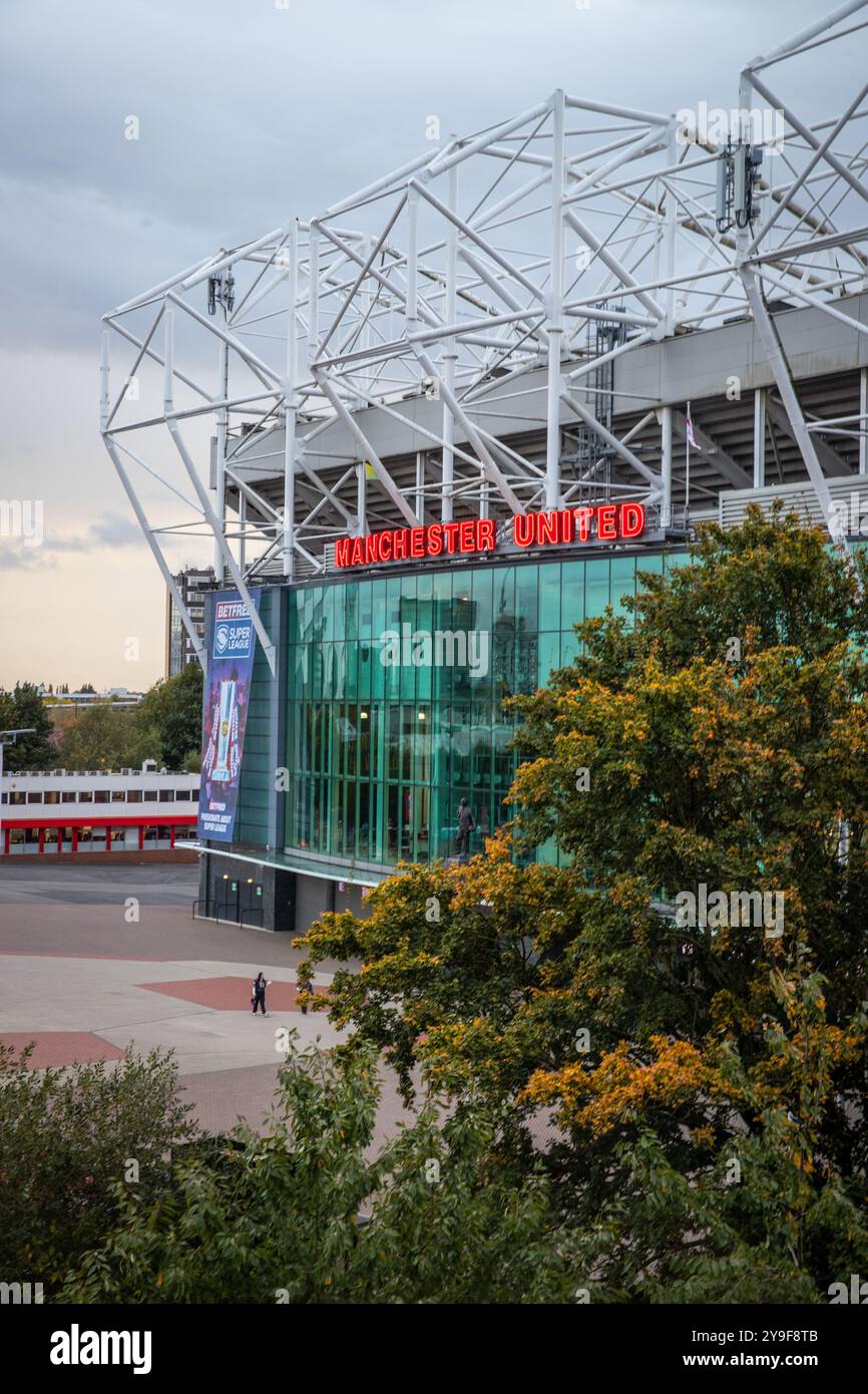 Vue de l'entrée principale du stade Manchester United, Old Trafford, Salford Banque D'Images Vue de l'entrée principale du stade Manchester United, Old Trafford, Salford Banque D'Images