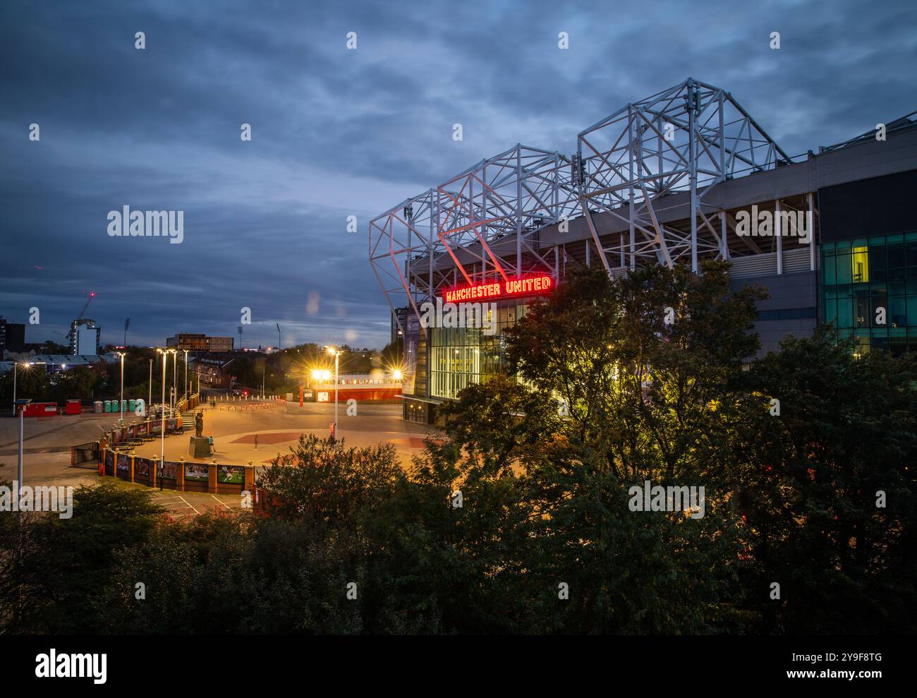Vue de l'entrée principale du stade Manchester United, Old Trafford, Salford, au crépuscule Banque D'Images Vue de l'entrée principale du stade Manchester United, Old Trafford, Salford, au crépuscule Banque D'Images