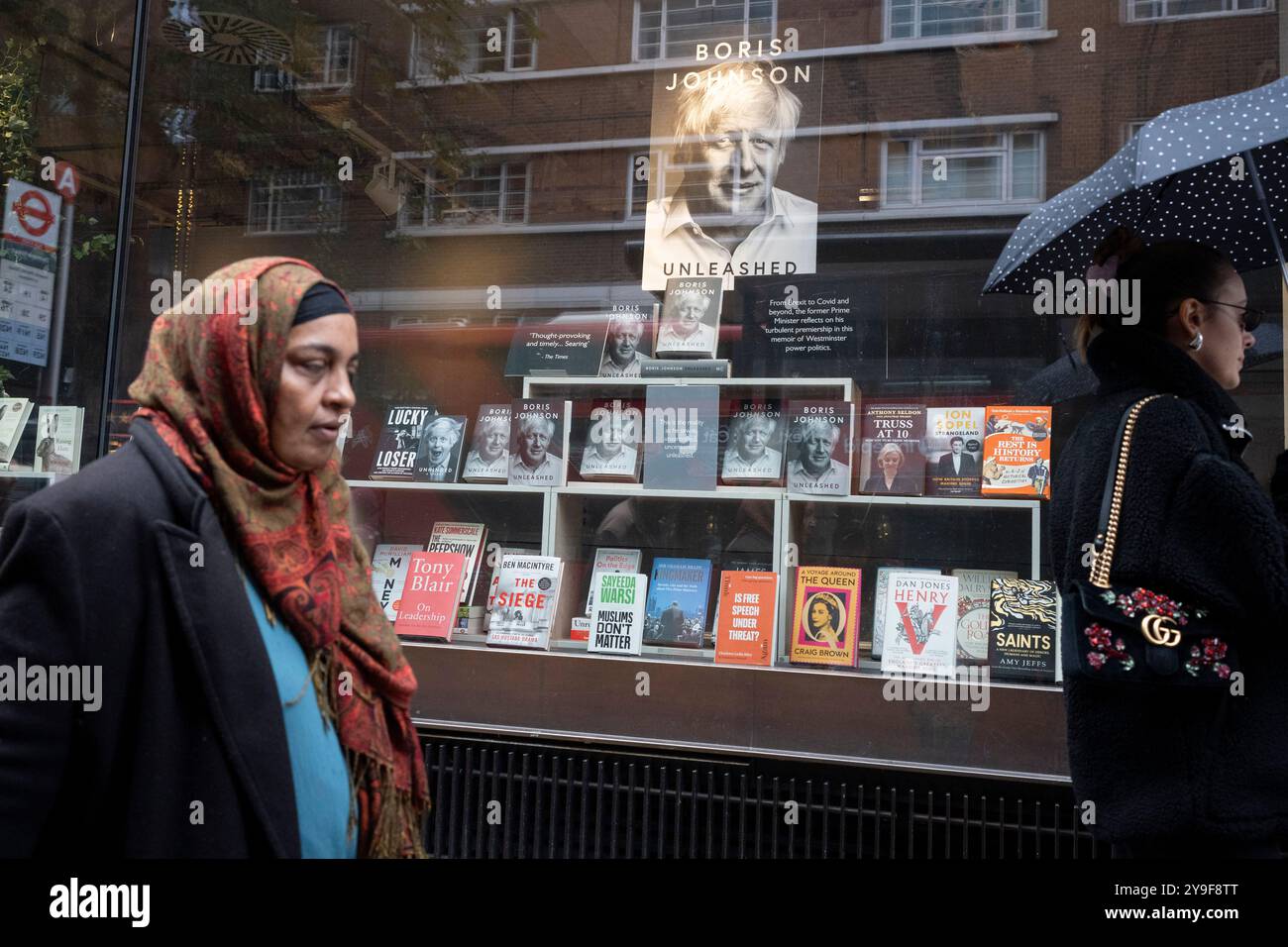 Le jour de la publication, les mémoires ministérielles de l'ancien premier ministre britannique Boris Johnson sont publiées par William Collins, dans la vitrine du libraire britannique Foyles sur Charing Cross Road, le 10 octobre 2024, à Londres, en Angleterre. Banque D'Images