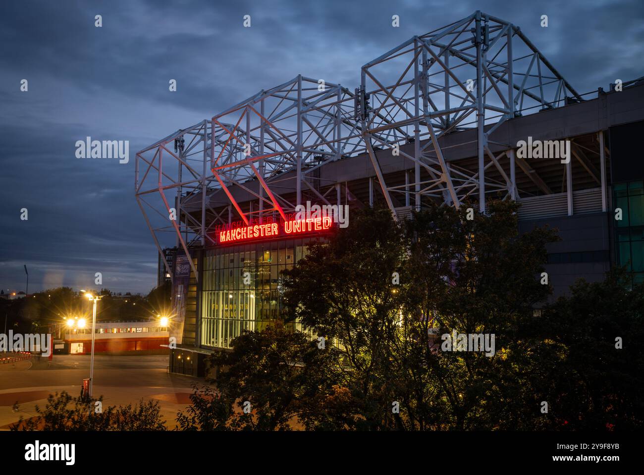Vue de l'entrée principale du stade Manchester United, Old Trafford, Salford, au crépuscule Banque D'Images Vue de l'entrée principale du stade Manchester United, Old Trafford, Salford, au crépuscule Banque D'Images