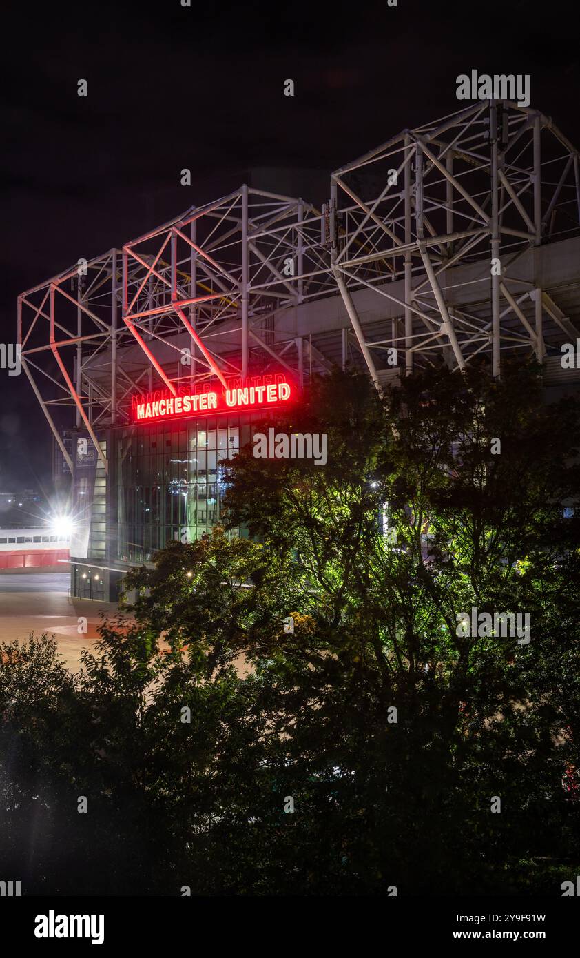 Vue de nuit de l'entrée principale du stade Manchester United, Old Trafford, Salford Banque D'Images Vue de nuit de l'entrée principale du stade Manchester United, Old Trafford, Salford Banque D'Images
