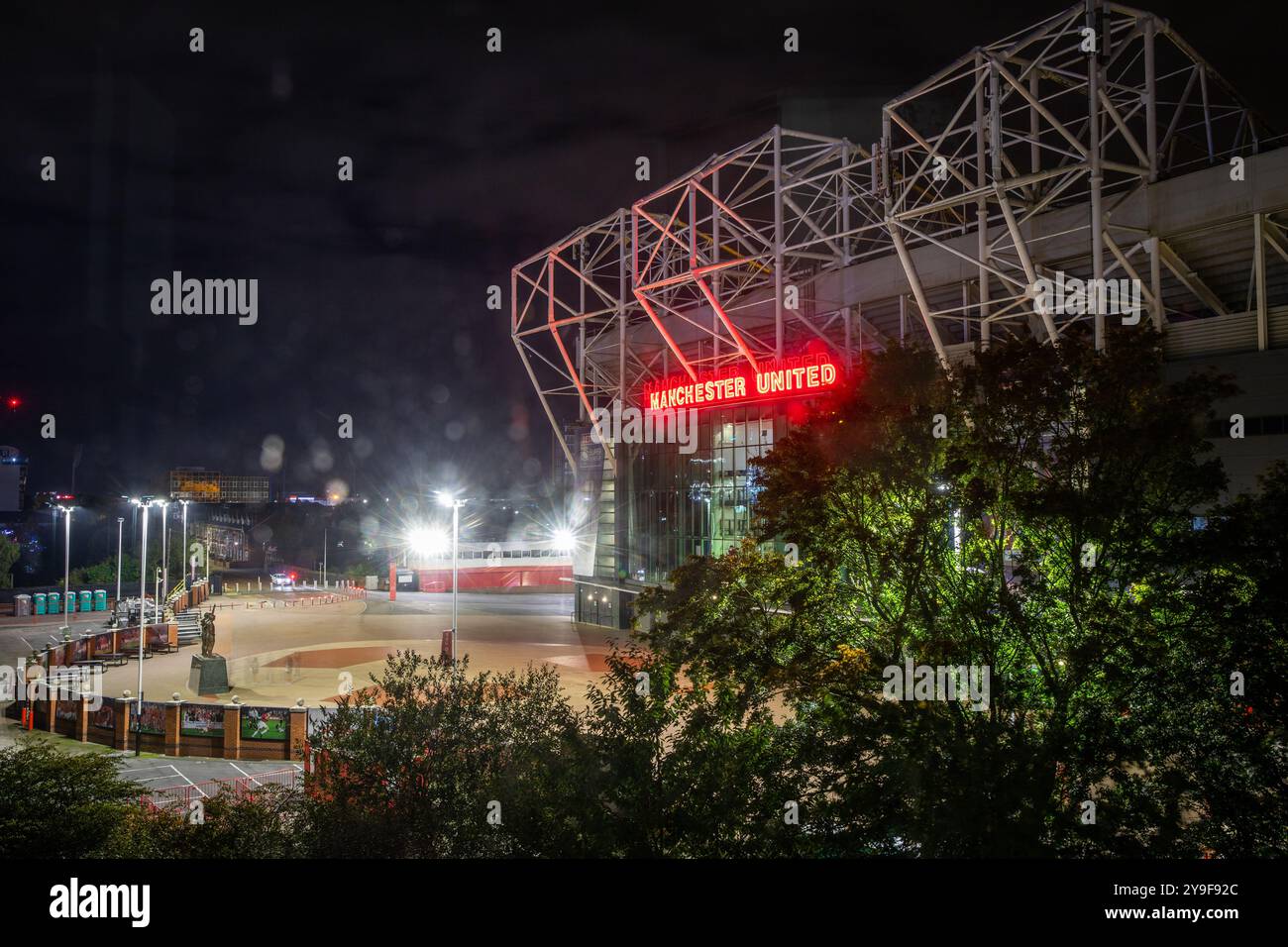 Vue de nuit de l'entrée principale du stade Manchester United, Old Trafford, Salford Banque D'Images Vue de nuit de l'entrée principale du stade Manchester United, Old Trafford, Salford Banque D'Images