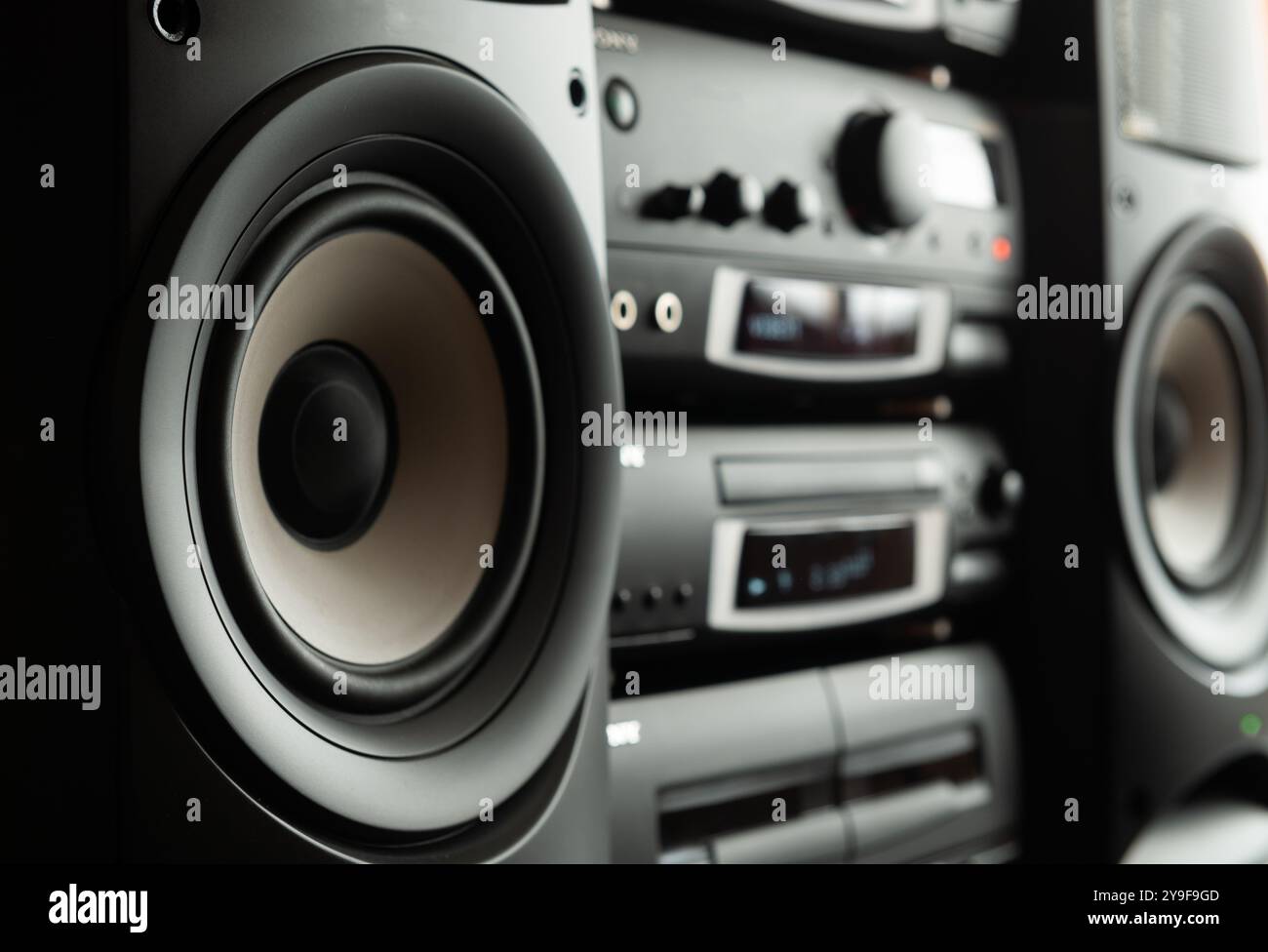 Gros plan sur le haut-parleur d'un son stéréo vintage Banque D'Images