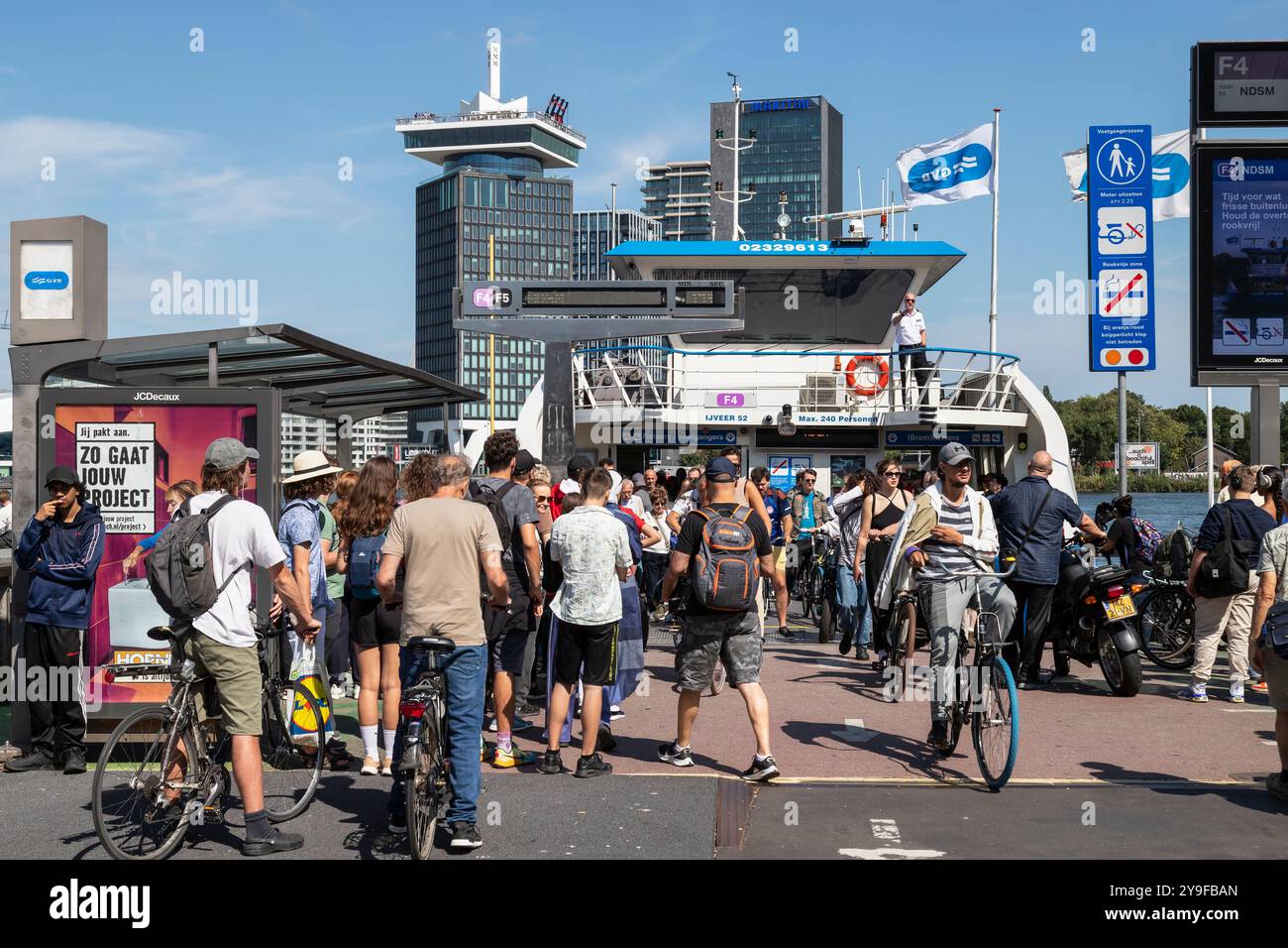 Passagers sur le ferry depuis et vers la gare centrale de l'autre côté de la rivière IJ à Amsterdam. Banque D'Images