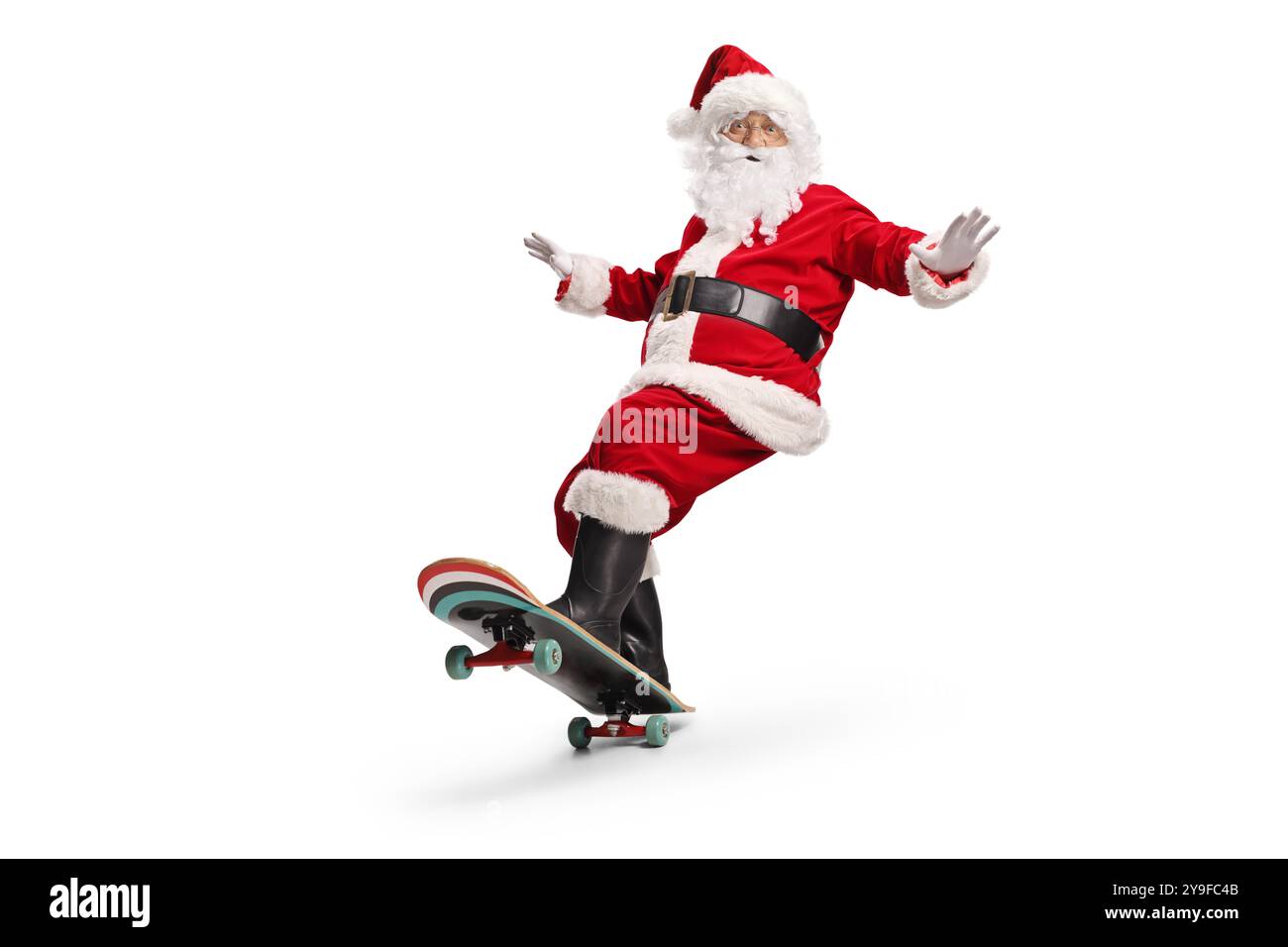 Santa claus chevauchant un skateboard isolé sur fond blanc Banque D'Images