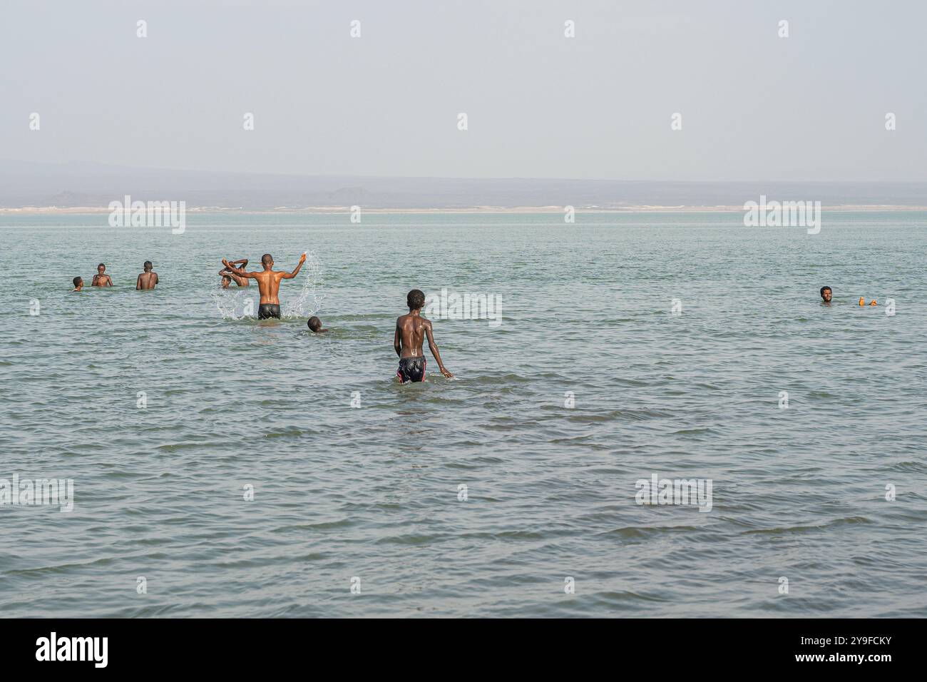 Lac afdera, adjacent au lac est une source chaude d'eau douce, qui sert de jacuzzi naturel et un répit bienvenu de la chaleur du désert. Banque D'Images