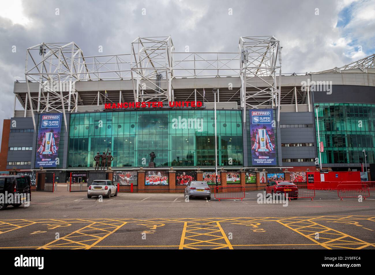 Vue de l'entrée principale du stade Manchester United, Old Trafford, Salford Banque D'Images Vue de l'entrée principale du stade Manchester United, Old Trafford, Salford Banque D'Images