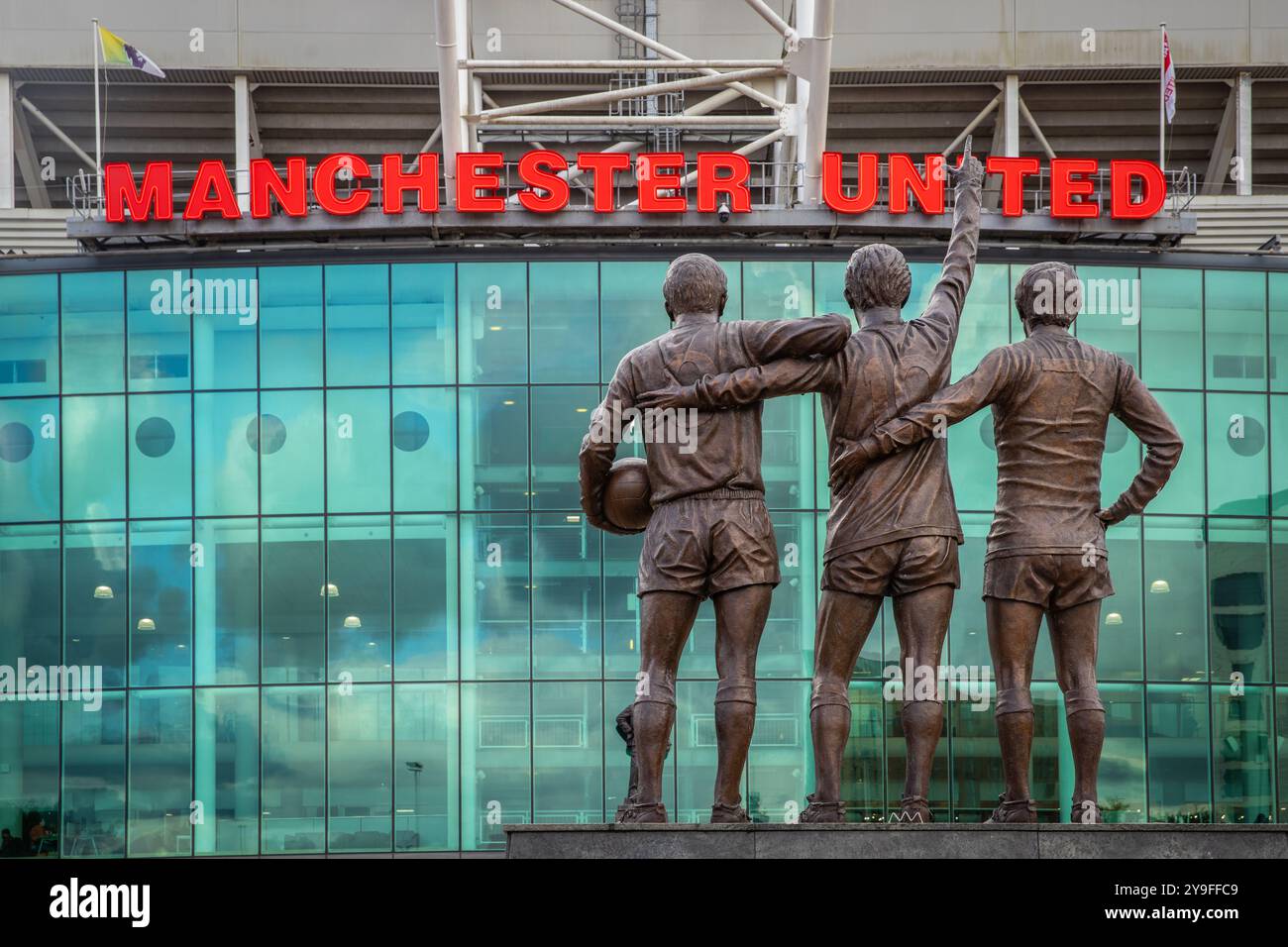 Vue de la statue United Trinity et du nom Manchester United à l'entrée principale du stade Old Trafford, Salford Banque D'Images Vue de la statue United Trinity et du nom Manchester United à l'entrée principale du stade Old Trafford, Salford Banque D'Images