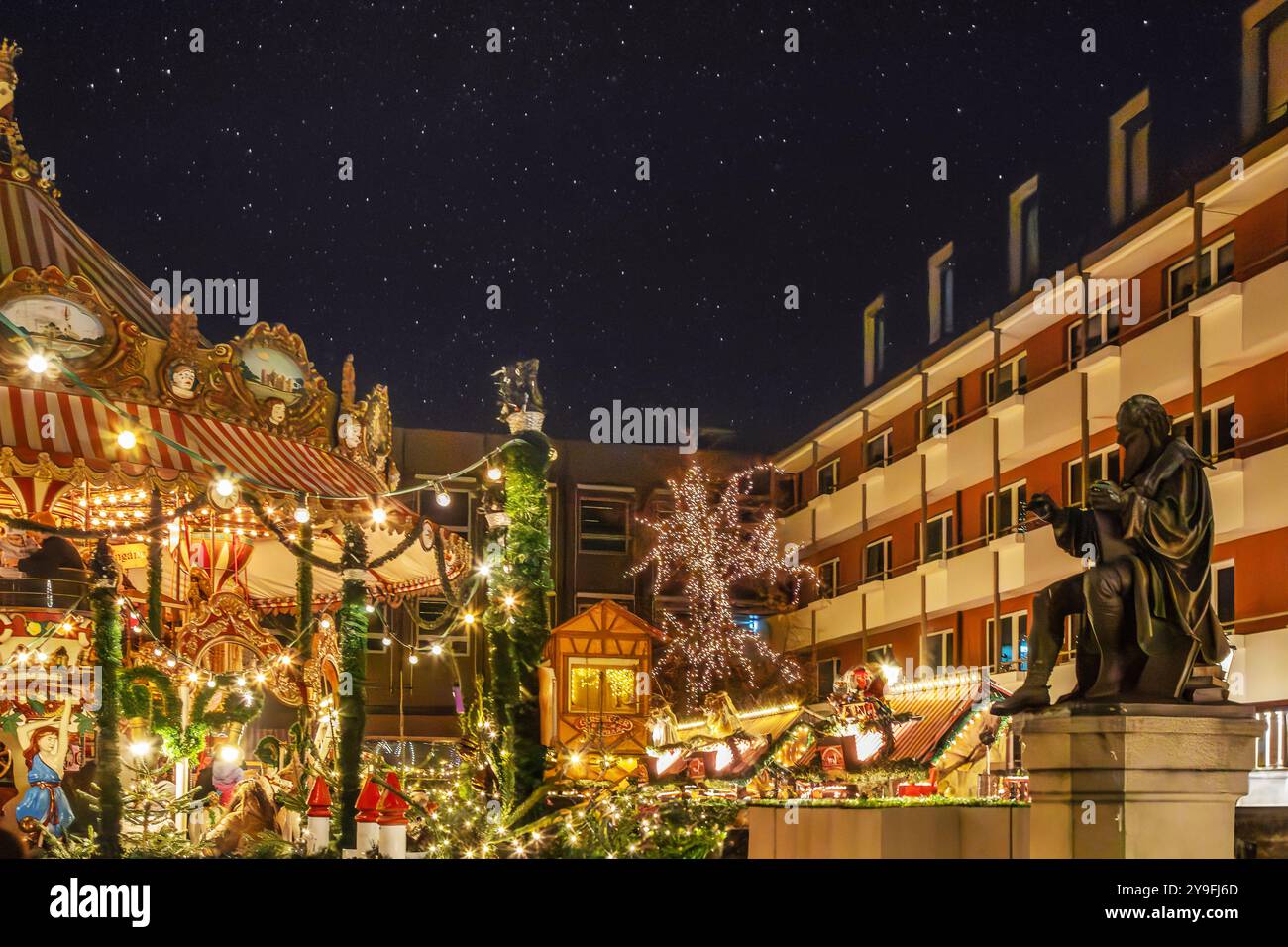 Christkindlesmarkt ou marché de Noël ou Weihnachtsmarkt avec illuminations de Noël à Nuremberg, Allemagne Banque D'Images