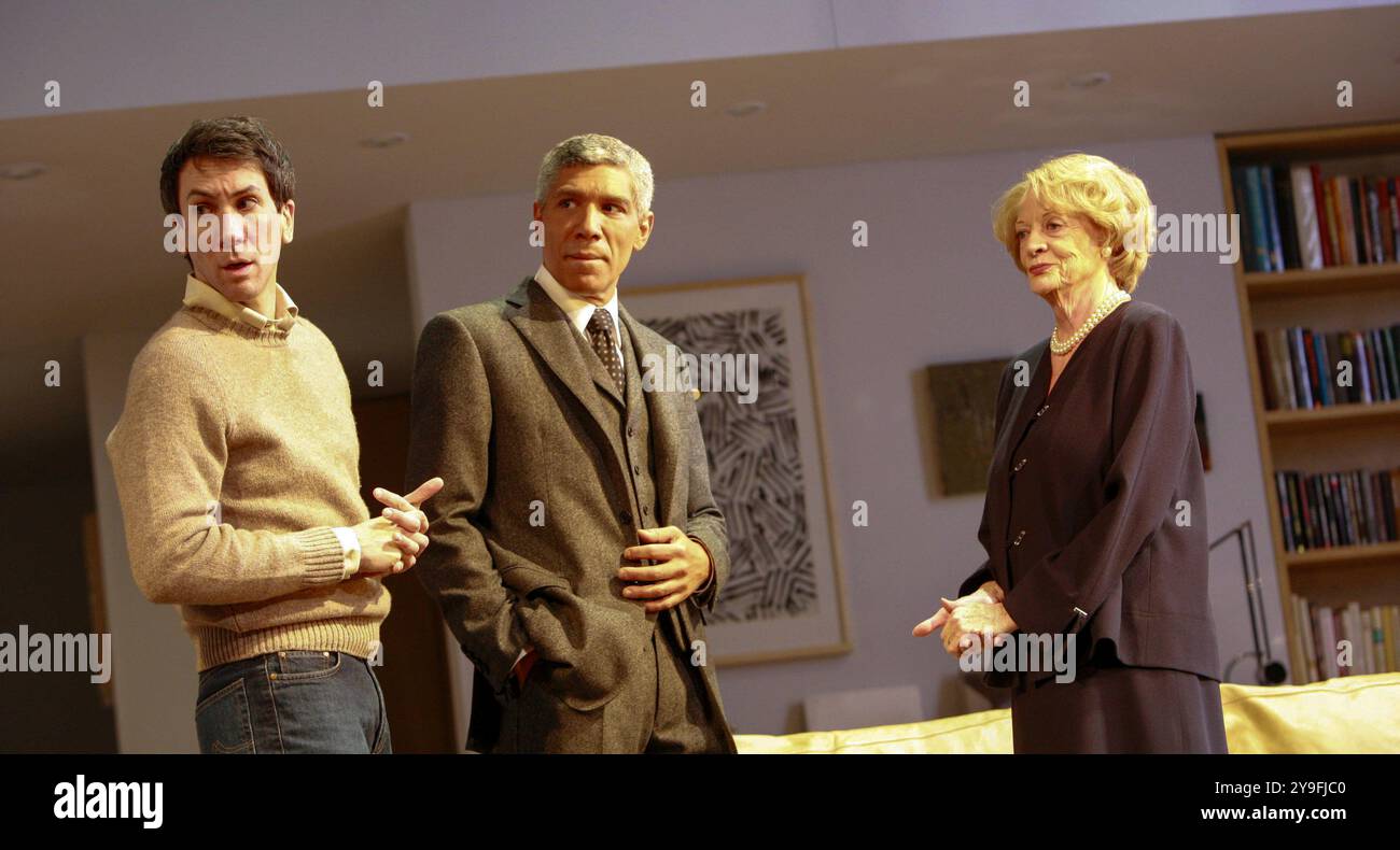 de gauche à droite : Robert Sella (Sam), Peter Francis James (Oscar), Maggie Smith (Elizabeth) dans LA DAME DE DUBUQUE d'Edward Albee au Theatre Royal Haymarket, Londres SW1 20/03/2007 design : Hildegard Bechtler réalisateur : Anthony page Banque D'Images