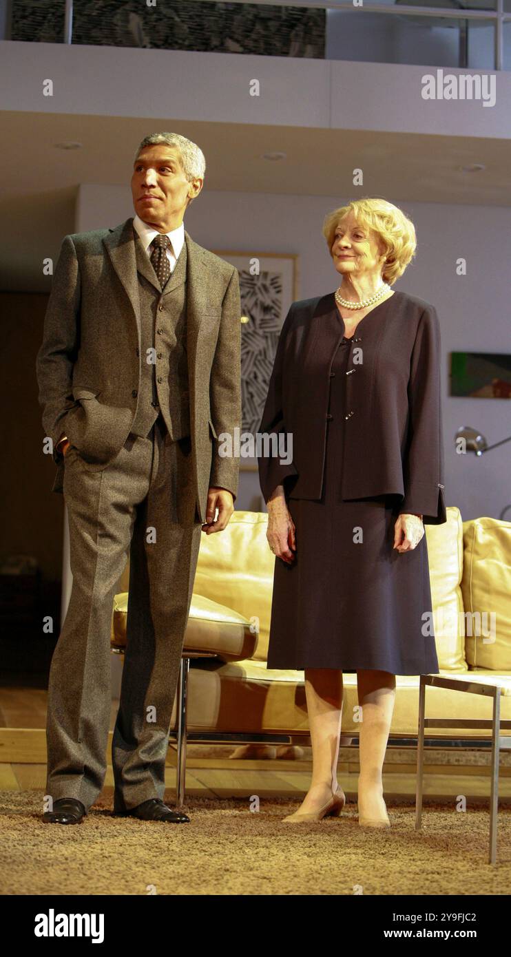 Peter Francis James (Oscar), Maggie Smith (Elizabeth) dans LA DAME DE DUBUQUE d'Edward Albee au Theatre Royal Haymarket, Londres SW1 20/03/2007 design : Hildegard Bechtler réalisateur : Anthony page Banque D'Images