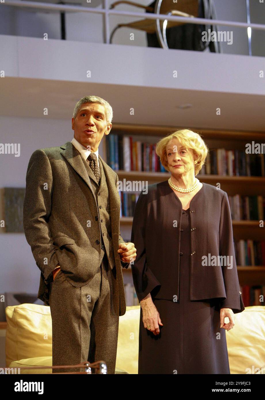Peter Francis James (Oscar), Maggie Smith (Elizabeth) dans LA DAME DE DUBUQUE d'Edward Albee au Theatre Royal Haymarket, Londres SW1 20/03/2007 design : Hildegard Bechtler réalisateur : Anthony page Banque D'Images