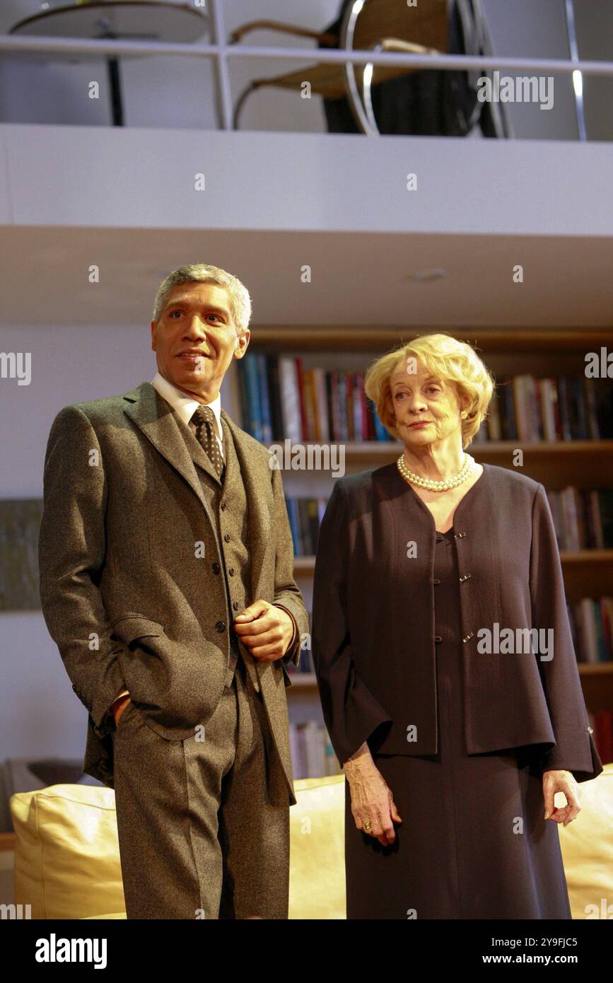 Peter Francis James (Oscar), Maggie Smith (Elizabeth) dans LA DAME DE DUBUQUE d'Edward Albee au Theatre Royal Haymarket, Londres SW1 20/03/2007 design : Hildegard Bechtler réalisateur : Anthony page Banque D'Images