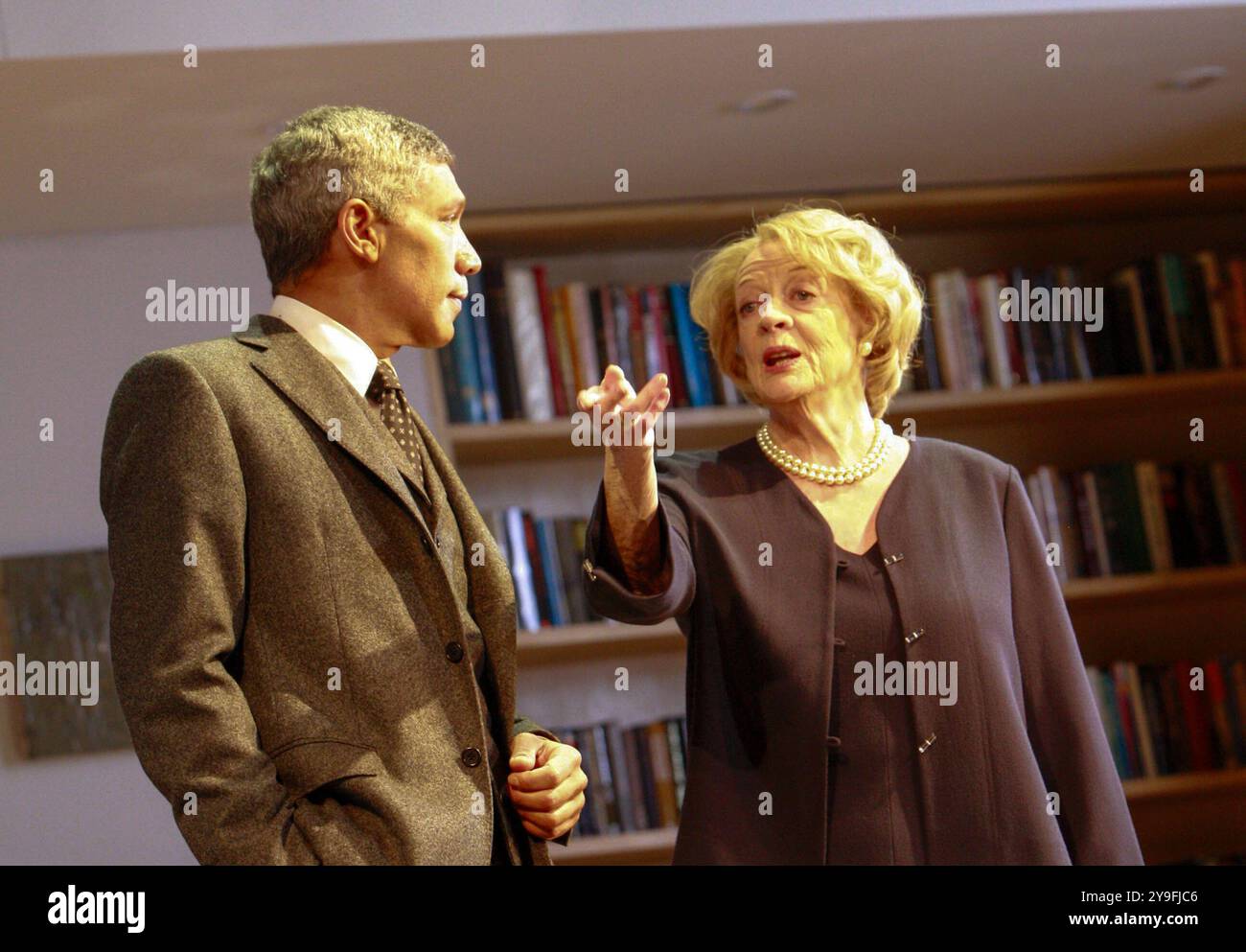 Peter Francis James (Oscar), Maggie Smith (Elizabeth) dans LA DAME DE DUBUQUE d'Edward Albee au Theatre Royal Haymarket, Londres SW1 20/03/2007 design : Hildegard Bechtler réalisateur : Anthony page Banque D'Images