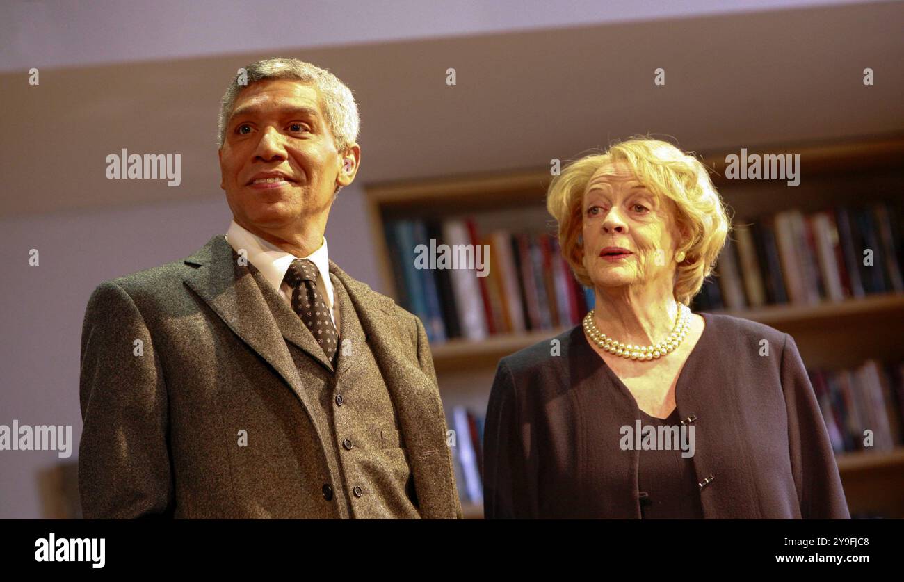 Peter Francis James (Oscar), Maggie Smith (Elizabeth) dans LA DAME DE DUBUQUE d'Edward Albee au Theatre Royal Haymarket, Londres SW1 20/03/2007 design : Hildegard Bechtler réalisateur : Anthony page Banque D'Images