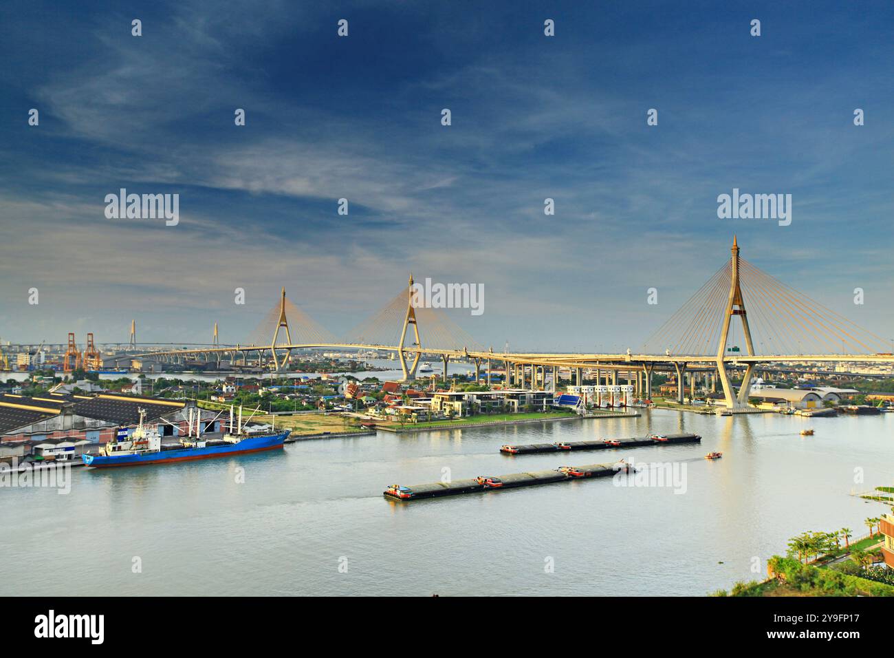 La vue aérienne du pont de Bhumibol, conçu par le roi Rama IX pour résoudre les problèmes de circulation Bangkok, Thaïlande Banque D'Images