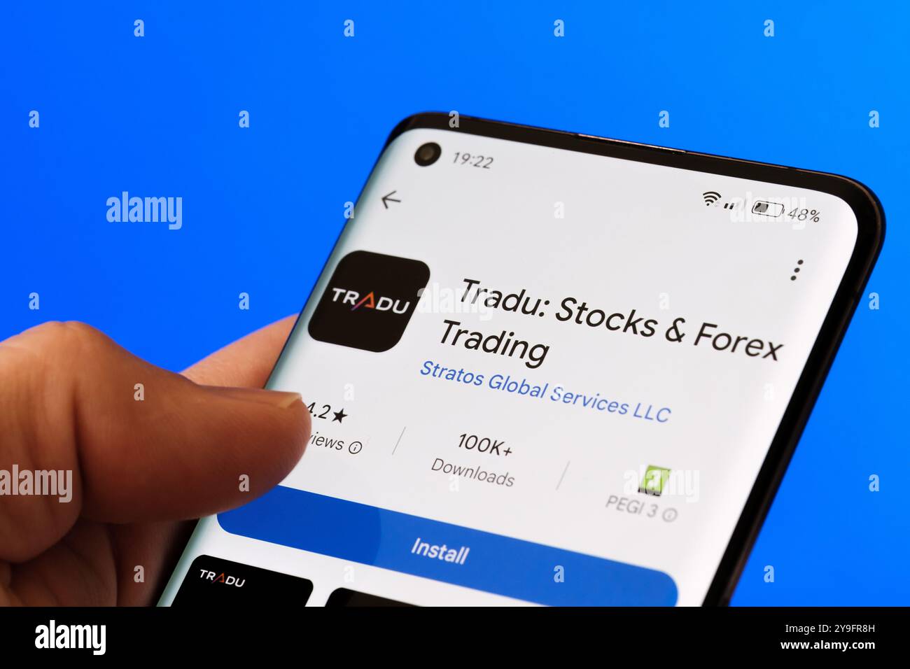 Tradu stocks & Forex Trading app affichée sur un écran de smartphone avec plus de 100 000 téléchargements et une note de 4,2 étoiles sur Google Play Store. Stafford, unissez-vous Banque D'Images