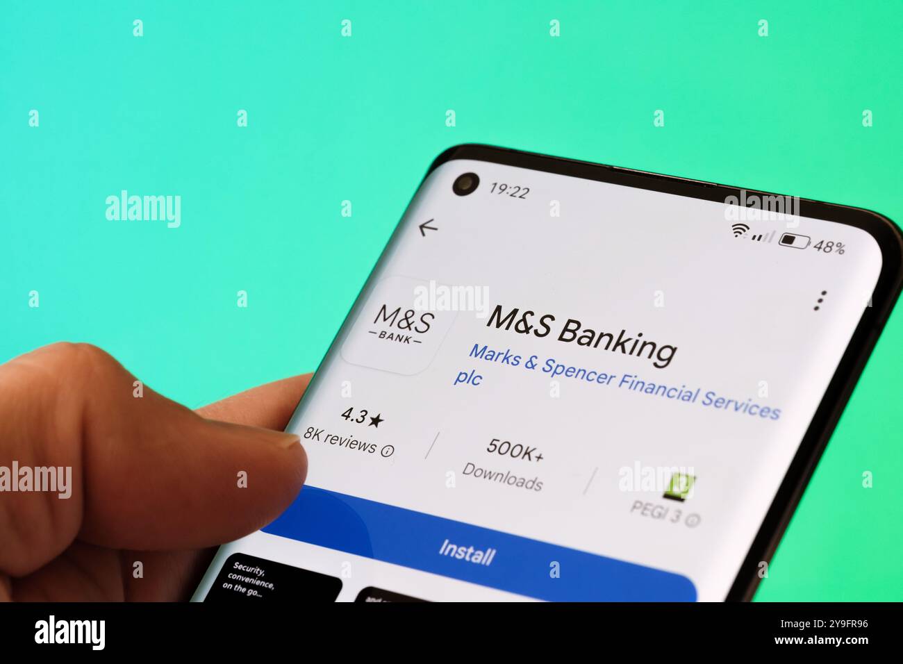 Application M&S Banking affichée sur un écran de smartphone avec plus de 500 000 téléchargements et une note de 4,3 étoiles sur Google Play Store. Stafford, Royaume-Uni, Octobe Banque D'Images