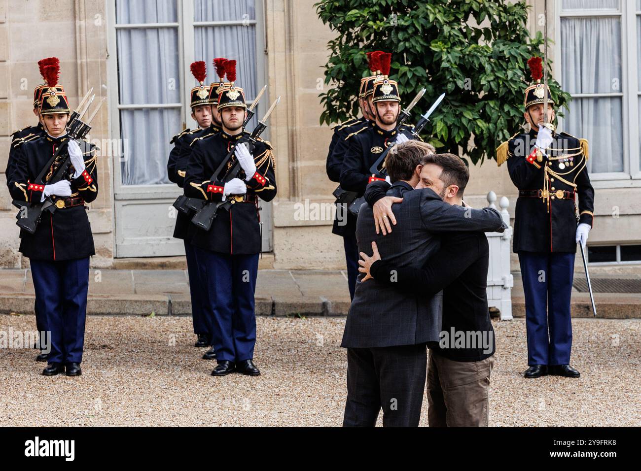 Saint Ouen, Paris, France. 10 octobre 2024. La présidente française EMMANUELLE MACRON a accueilli le président ukrainien, VOLODYMYR ZELENSKY dans un câlin au Palais Elyee à Saint Ouen, Paris. (Crédit image : © Sadak Souici/ZUMA Press Wire) USAGE ÉDITORIAL SEULEMENT! Non destiné à UN USAGE commercial ! Banque D'Images