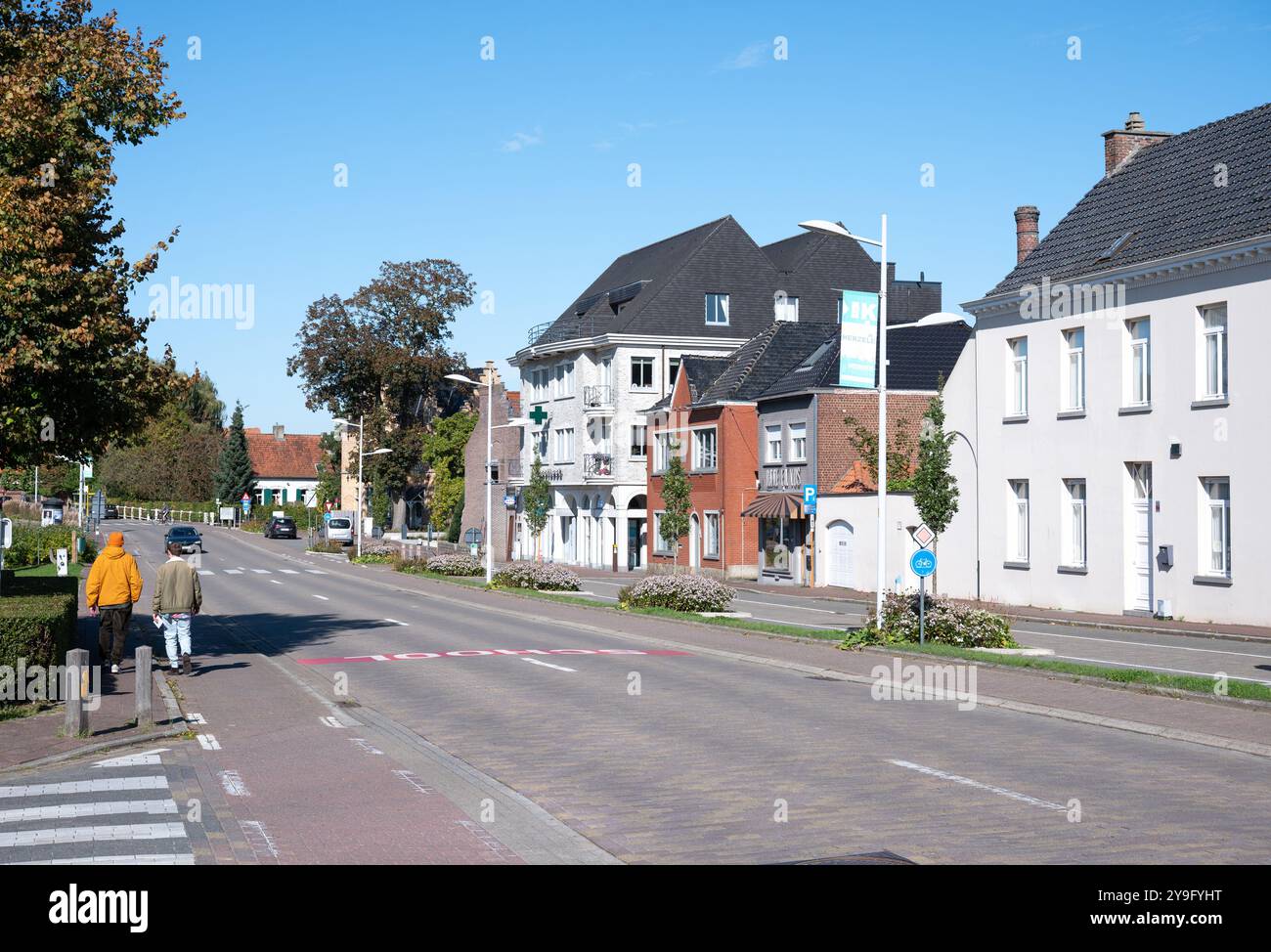 La Kerkstraat dans le centre du village d'Herzéle, Flandre orientale, Belgique, 6 octobre 2024 Banque D'Images