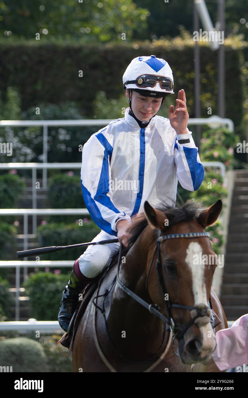 Ascot, Berkshire, Royaume-Uni. 4 octobre 2024. LE GUERRIER MERCIEN piloté par M. Jack Nicholls remporte les épreuves de handicap des Jockeys amateurs de Molton Brown (classe 4) (pour les cavaliers amateurs masculins) au BetMGM Autumn Friday Raceday à Ascot Racecourse dans le Berkshire. Propriétaire The Buckingham Partnership II, entraîneur Eve Johnson Houghton, Blewbury, éleveur Conor McCormack, commanditaire ABM Catering Limited. Crédit : Maureen McLean/Alamy Banque D'Images