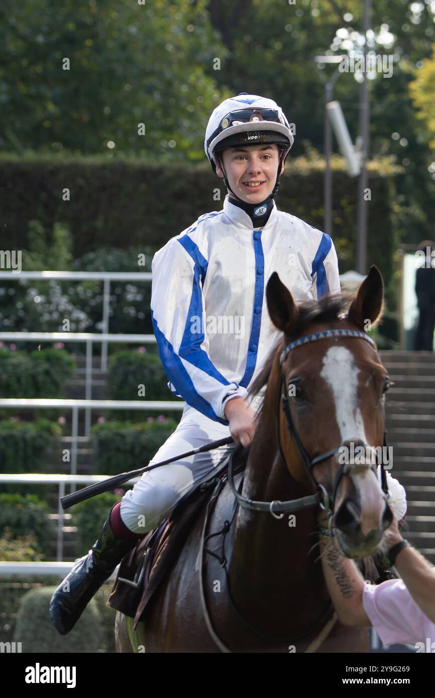 Ascot, Berkshire, Royaume-Uni. 4 octobre 2024. LE GUERRIER MERCIEN piloté par M. Jack Nicholls remporte les épreuves de handicap des Jockeys amateurs de Molton Brown (classe 4) (pour les cavaliers amateurs masculins) au BetMGM Autumn Friday Raceday à Ascot Racecourse dans le Berkshire. Propriétaire The Buckingham Partnership II, entraîneur Eve Johnson Houghton, Blewbury, éleveur Conor McCormack, commanditaire ABM Catering Limited. Crédit : Maureen McLean/Alamy Banque D'Images