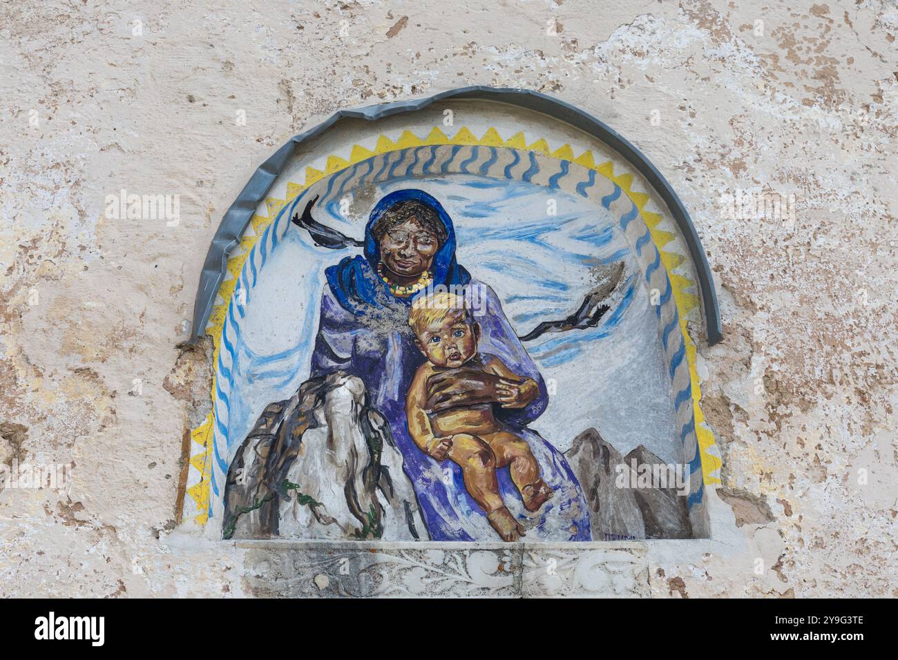 Fresque de la Vierge Noire avec enfant sur la façade de la chapelle Windische, Dobratsch, Carinthie, Autriche. Auteur Helga Druml. Banque D'Images