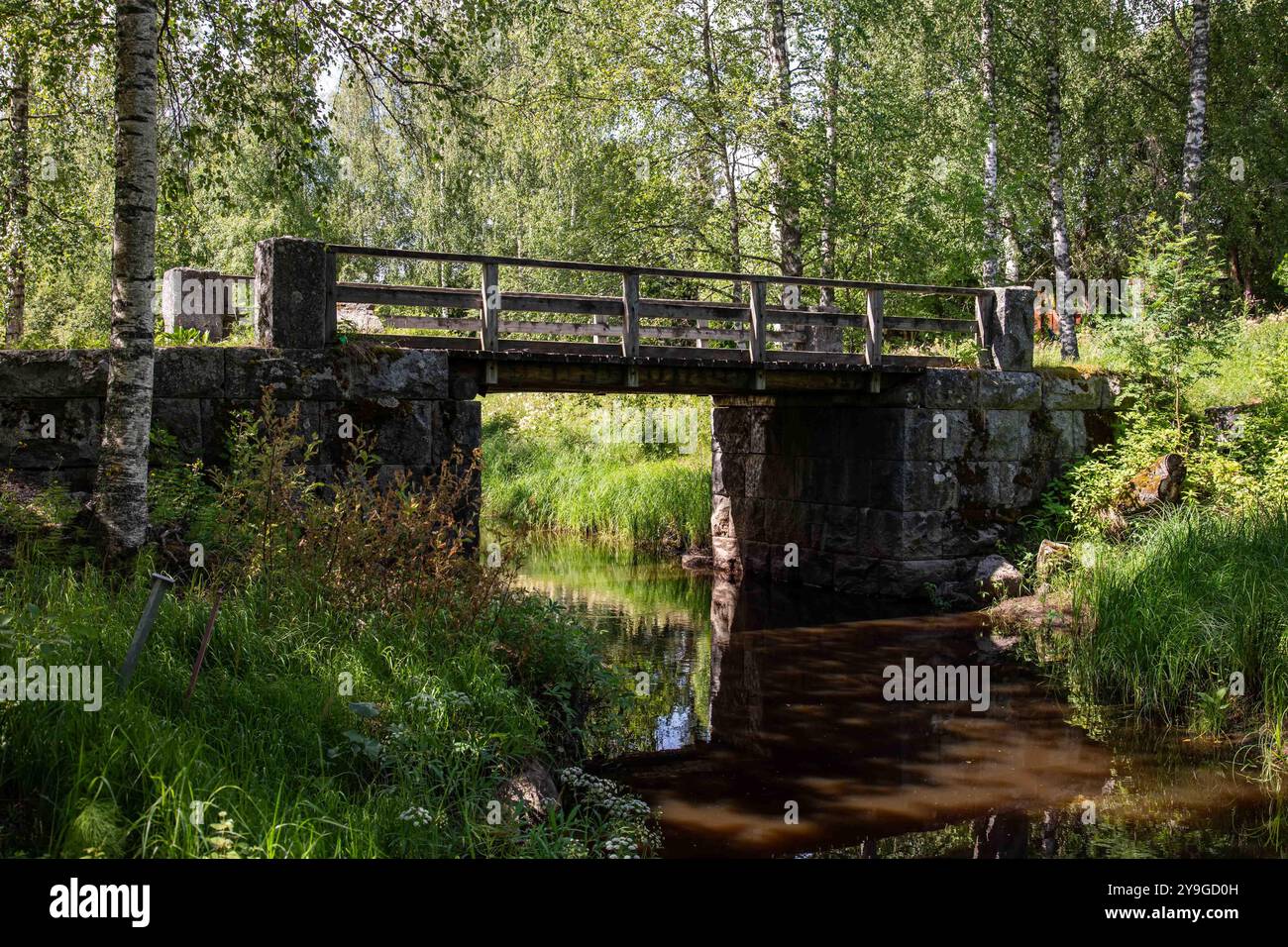 Vieux pont de pierre sur une petite rivière ou ruisseau près du manoir Serlachius à Mänttä-Vilppula, Finlande Banque D'Images
