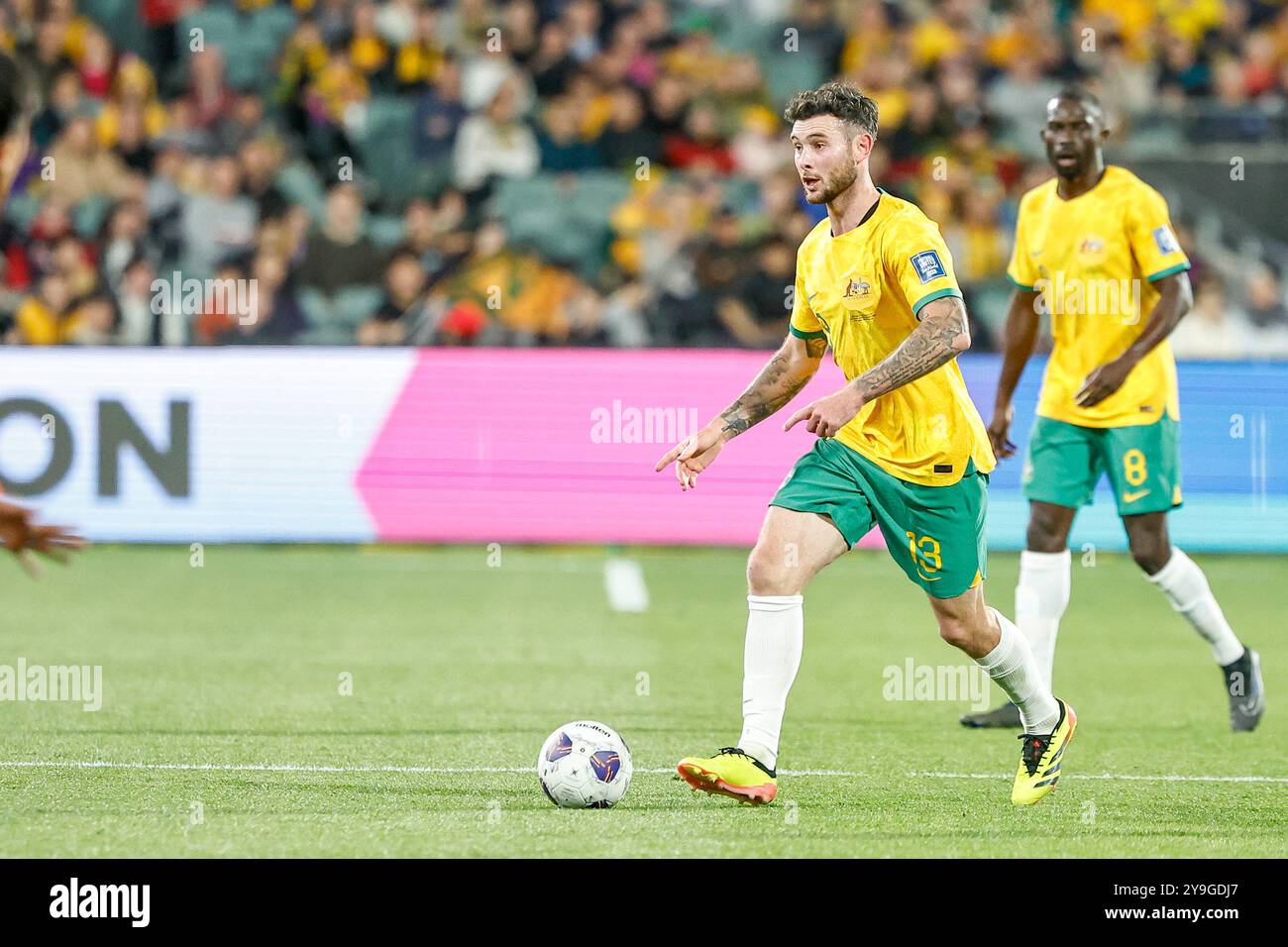Adelaide Oval, Adélaïde, Australie 10 octobre 2024, International, qualification pour la Coupe du monde, AFC Australia vs China PR, Socceroo ; Aiden O'NEILL appelant à un joueur ouvert alors qu'il avance pour l'Australie contre China PR à Adélaïde OVAL Credit ; Mark Willoughby/ALAMY Live News Banque D'Images
