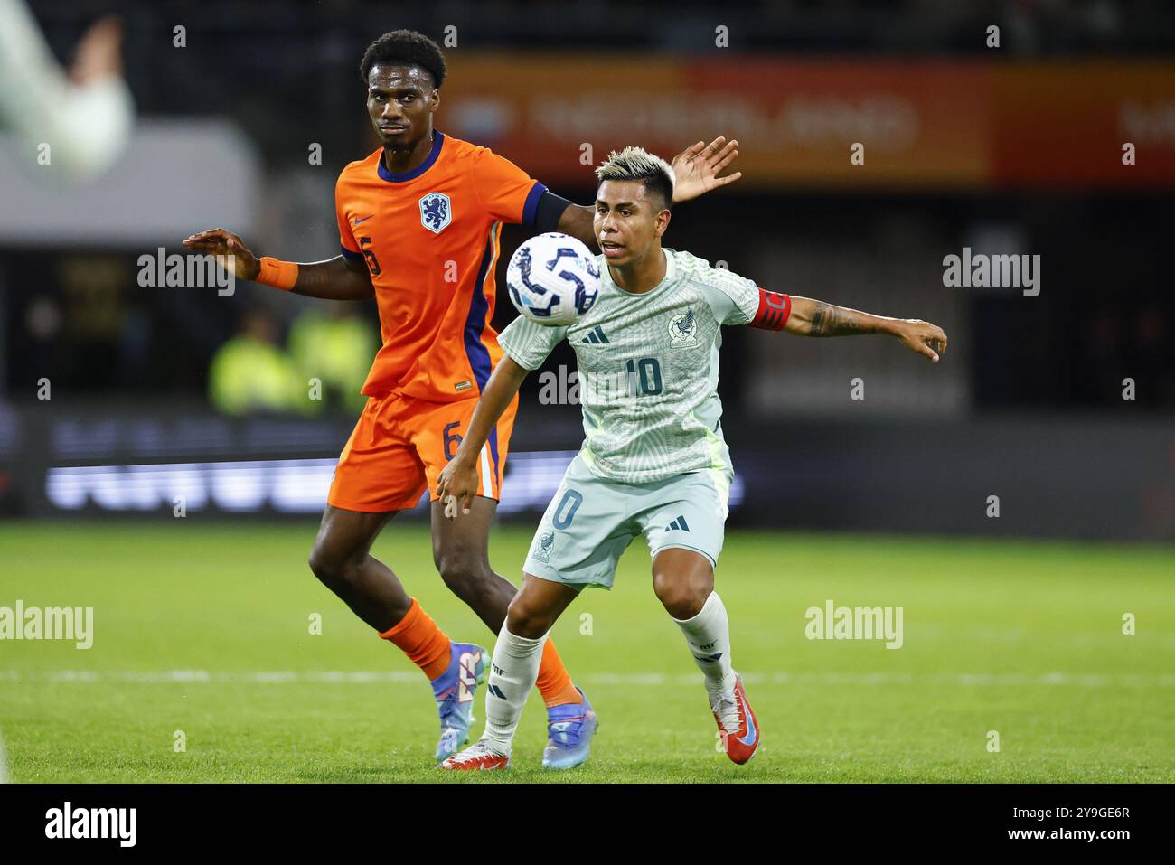 Almelo, pays-Bas. 10 octobre 2024. ALMELO, 10-10-2024, stade Asito, football, amical, saison 2024/2025, pendant le match pays-Bas U21 - Mexique U21, (G-d) pays-Bas joueur U21 Ezechiel Banzuzi, Mexique joueur U21 Efrain Alvarez crédit : Pro Shots/Alamy Live News Banque D'Images
