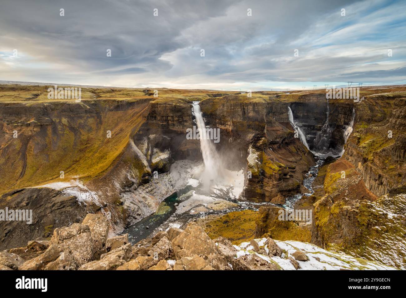 Paysage spectaculaire de Haifoss Waterfall dans le canyon Landmannalaugar, Islande. au coucher du soleil. Vue spectaculaire dans la nature sauvage des hautes terres. Neige hivernale. Banque D'Images