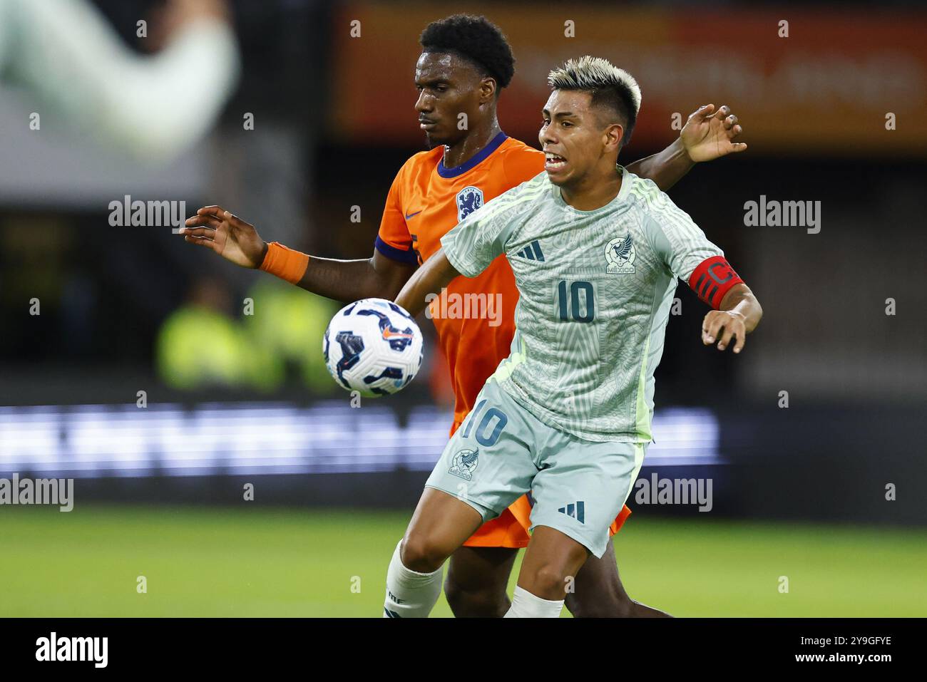 Almelo, pays-Bas. 10 octobre 2024. ALMELO, 10-10-2024, stade Asito, football, amical, saison 2024/2025, pendant le match pays-Bas U21 - Mexique U21, (G-d) pays-Bas joueur U21 Ezechiel Banzuzi, Mexique joueur U21 Efrain Alvarez (photo par Pro Shots/Sipa USA) crédit : Sipa US/Alamy Live News Banque D'Images