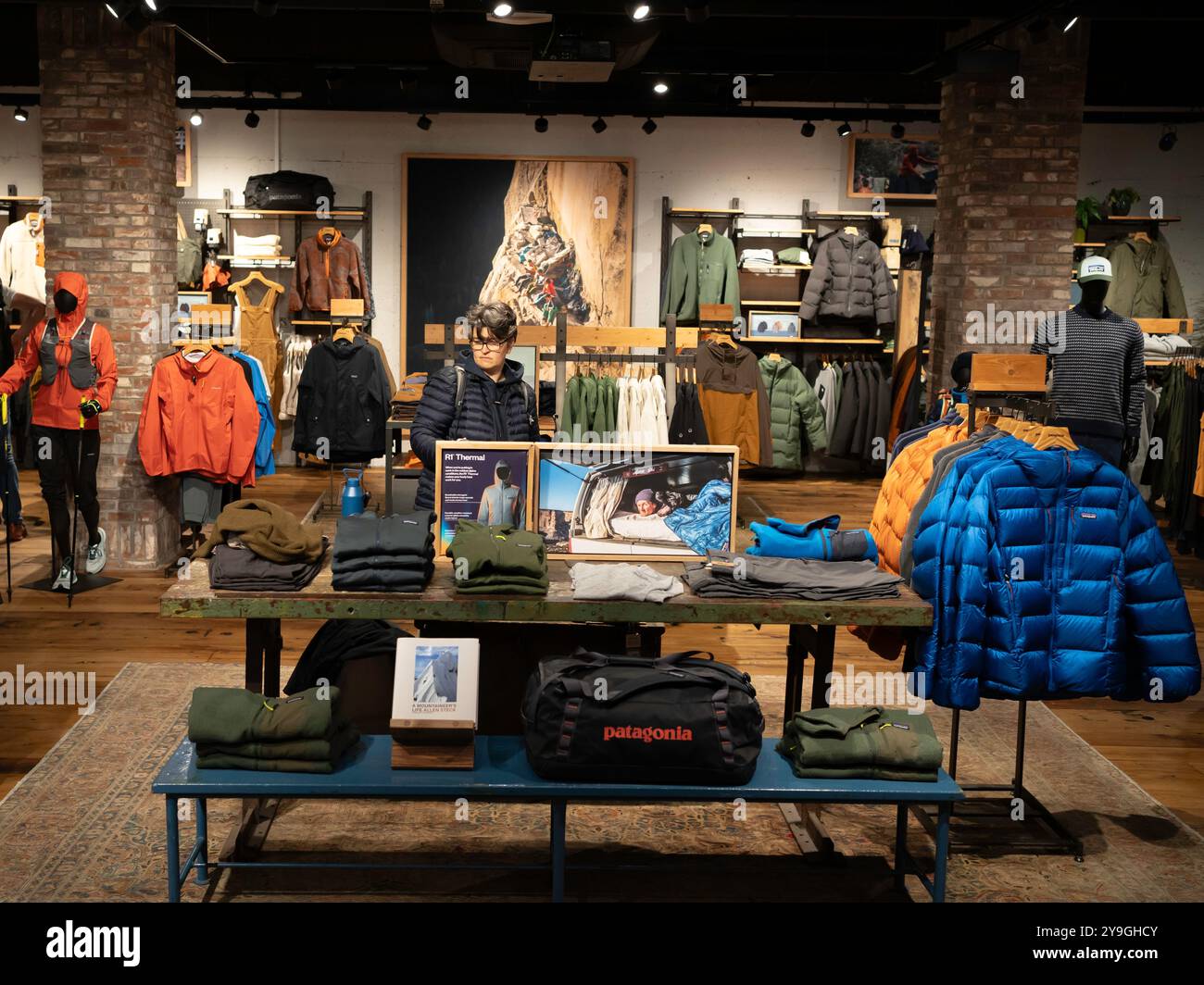 Intérieur d'un magasin Patagonia, un détaillant américain de vêtements et d'équipements de loisirs de plein air. Banque D'Images