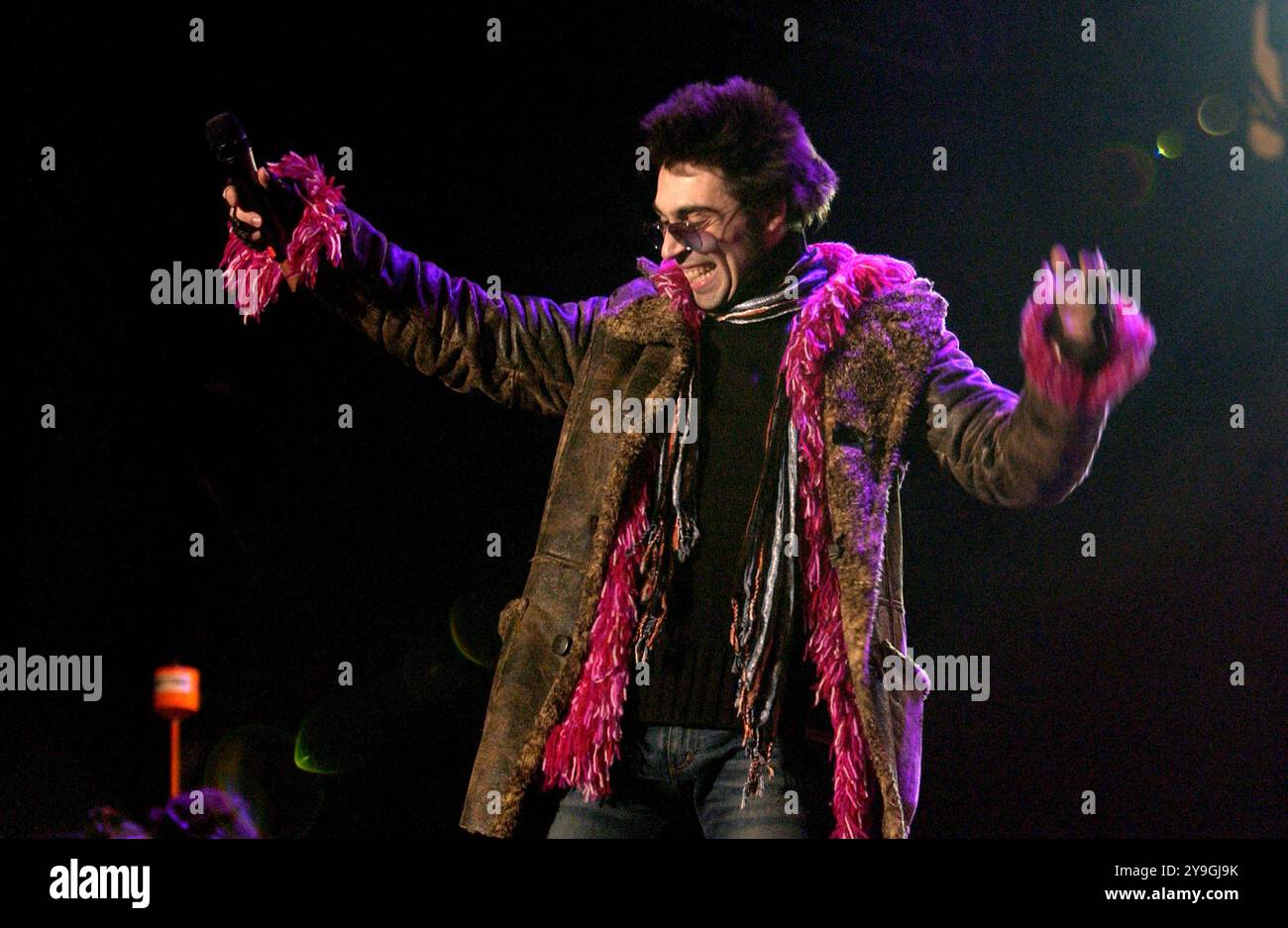 Milan Italie 20/12/2003 : Francesco Sarcina chanteur du groupe de rock italien le Vibrazioni, pendant l'émission de télévision Radio Italia “Milano la Città per Cantare“ Banque D'Images