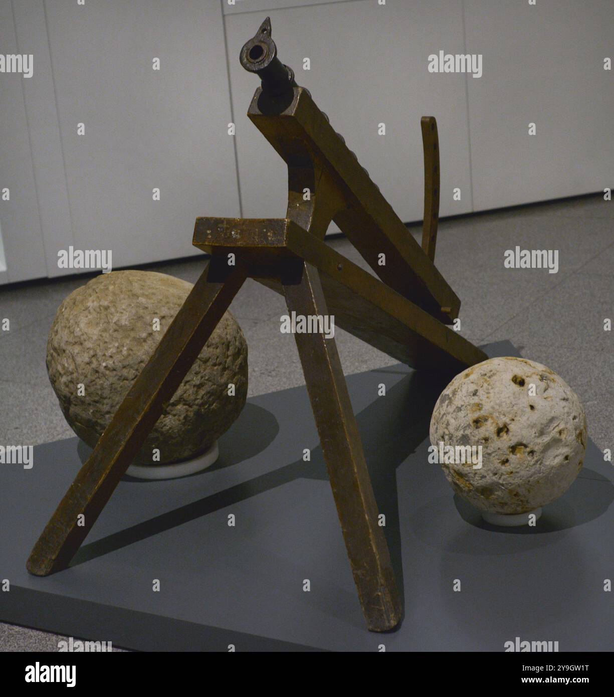 Soufflette montée sur son chariot, vers 1450. Fer et bois. A côté de lui : boulet de canon lié au siège de Almería, 1145, Espagne, calcaire, et un autre boulet de canon lié à la conquête de Sanlúcar de Barrameda (Cádiz), Espagne, XIIIe siècle, calcaire. Musée de l'armée. Tolède, Espagne. Banque D'Images