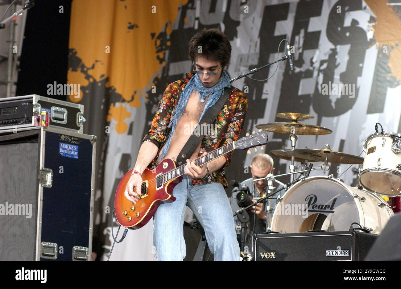 Milan Italie 25/05/2003 : Francesco Sarcina chanteur du groupe de rock italien le Vibrazioni, pendant l'émission de télévision, "Cornetto Free Music Festival" Banque D'Images