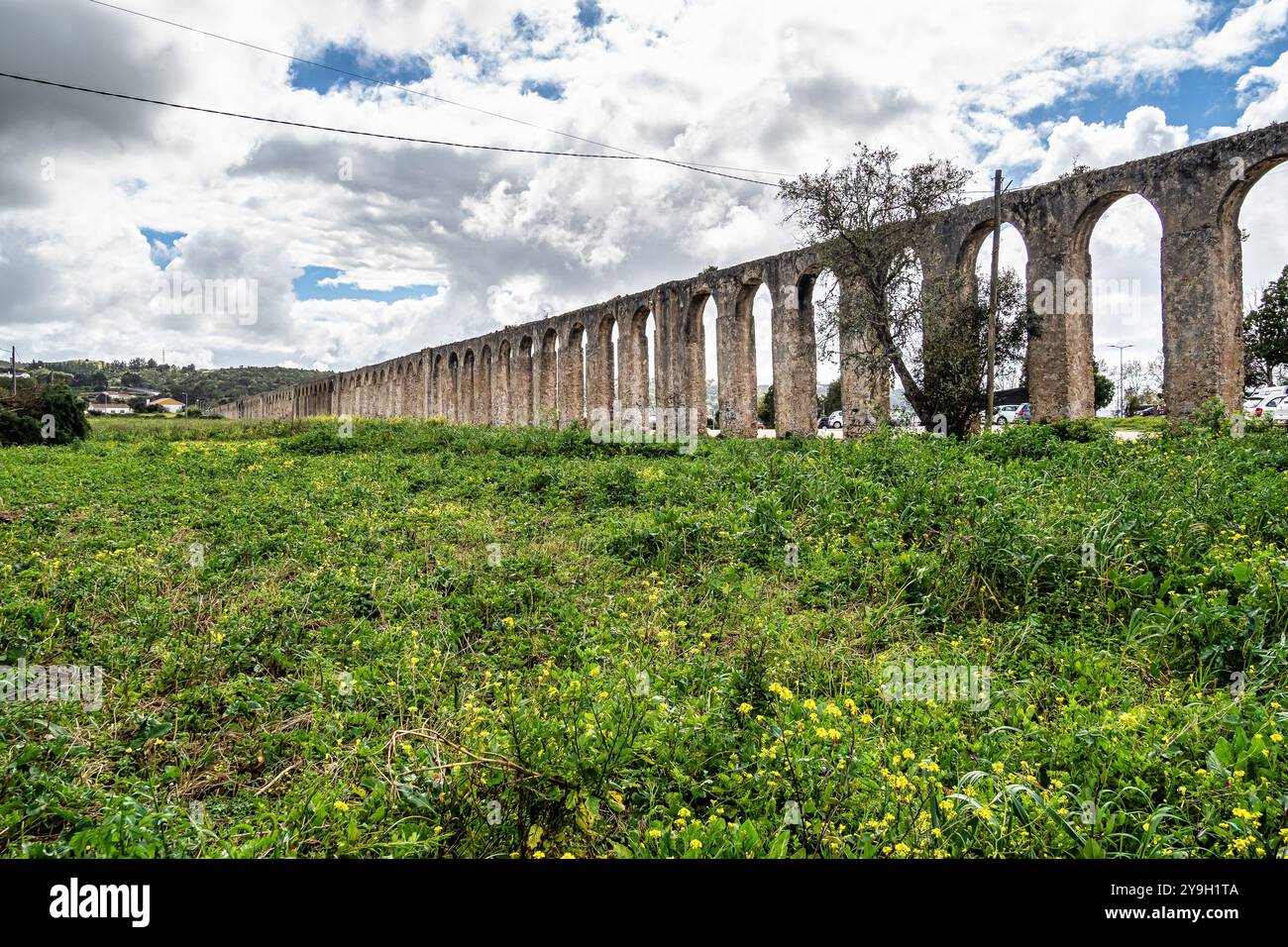 Aqueduc d'Obidos ou Aqueduto de Obidos au Portugal, ancien bâtiment en maçonnerie en pierre, long de plus de 3 km. Il a été construit par Catherine d'Autriche vers 1570. Banque D'Images