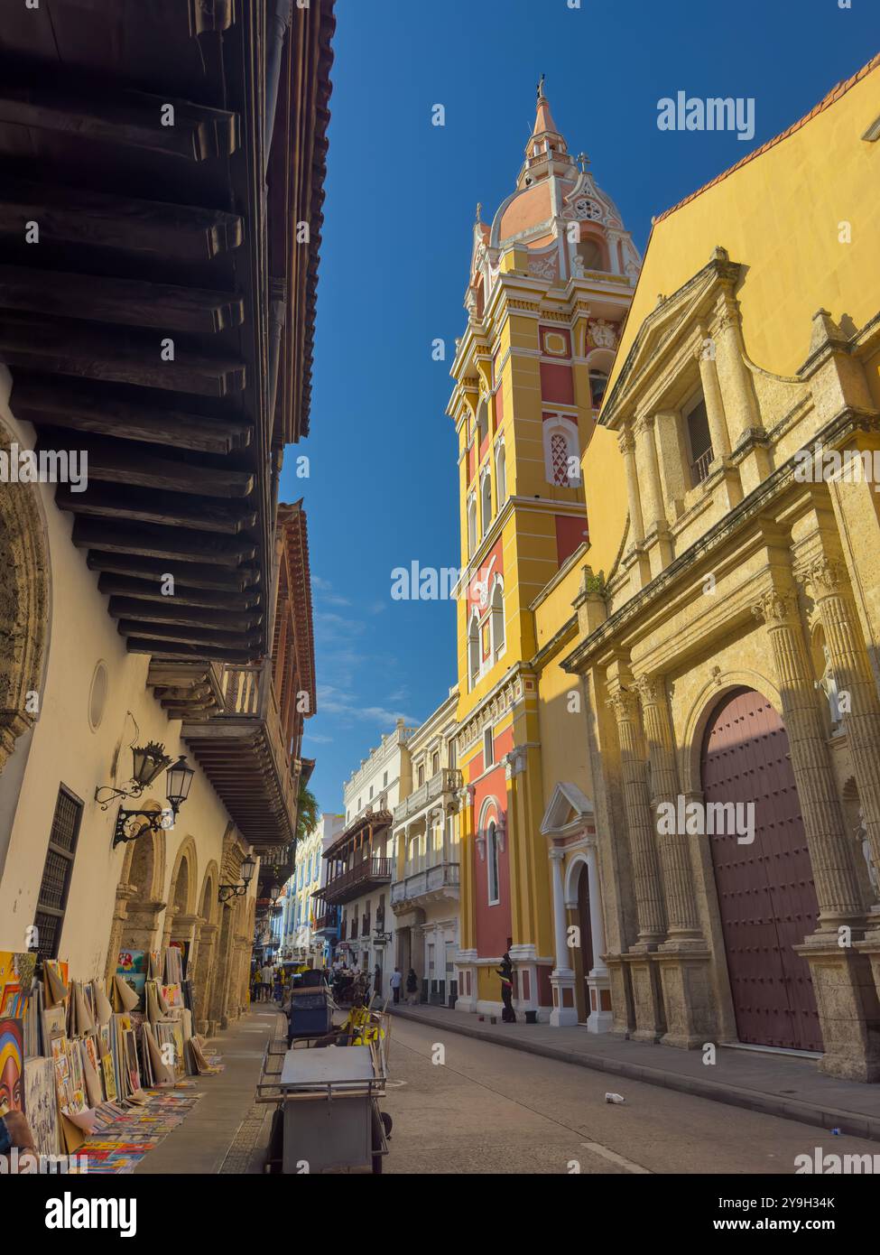 Belle vue aérienne sur la ville fortifiée de Carthagène, sa majestueuse cathédrale, la place, son arc colonial Banque D'Images