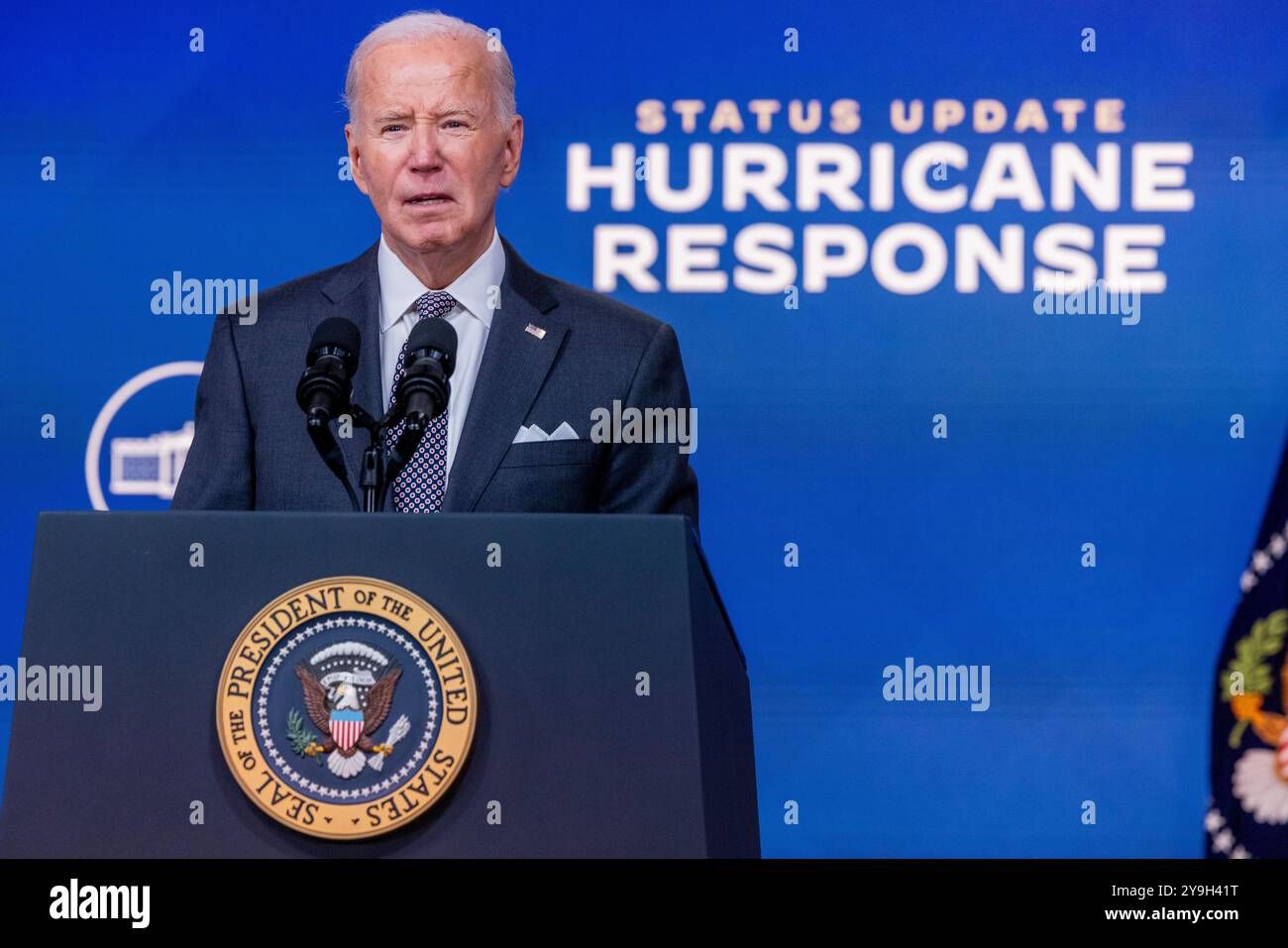 Le Président des États-Unis Joe Biden prononce une allocution sur la réponse fédérale à l'ouragan Milton lors d'une séance d'information du South court Auditorium dans le bâtiment du bureau exécutif Eisenhower sur le campus de la Maison Blanche à Washington, DC, États-Unis, le 10 octobre 2024. Plus tôt dans la journée, le secrétaire américain à la sécurité intérieure Alejandro Mayorkas a fait une mise à jour et a répondu aux questions sur la réponse fédérale aux ouragans Helene et MiltonCredit : Shawn Thew/Pool via CNP/MediaPunch Banque D'Images