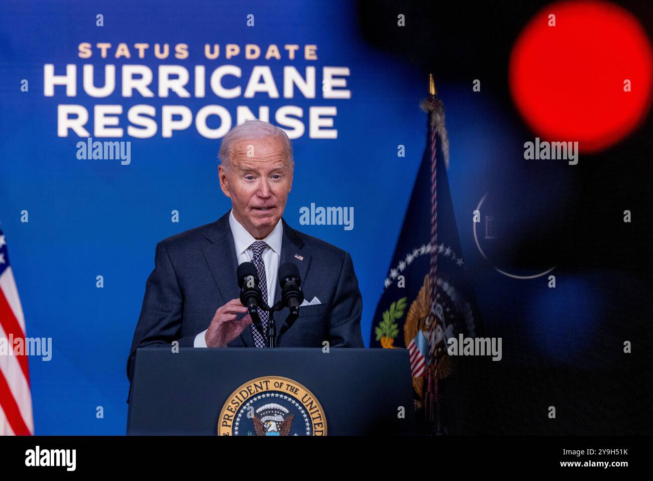 Le Président des États-Unis Joe Biden prononce une allocution sur la réponse fédérale à l'ouragan Milton lors d'une séance d'information du South court Auditorium dans le bâtiment du bureau exécutif Eisenhower sur le campus de la Maison Blanche à Washington, DC, États-Unis, le 10 octobre 2024. Plus tôt dans la journée, le secrétaire américain à la sécurité intérieure Alejandro Mayorkas a fait une mise à jour et a répondu aux questions sur la réponse fédérale aux ouragans Helene et MiltonCredit : Shawn Thew/Pool via CNP/MediaPunch Banque D'Images