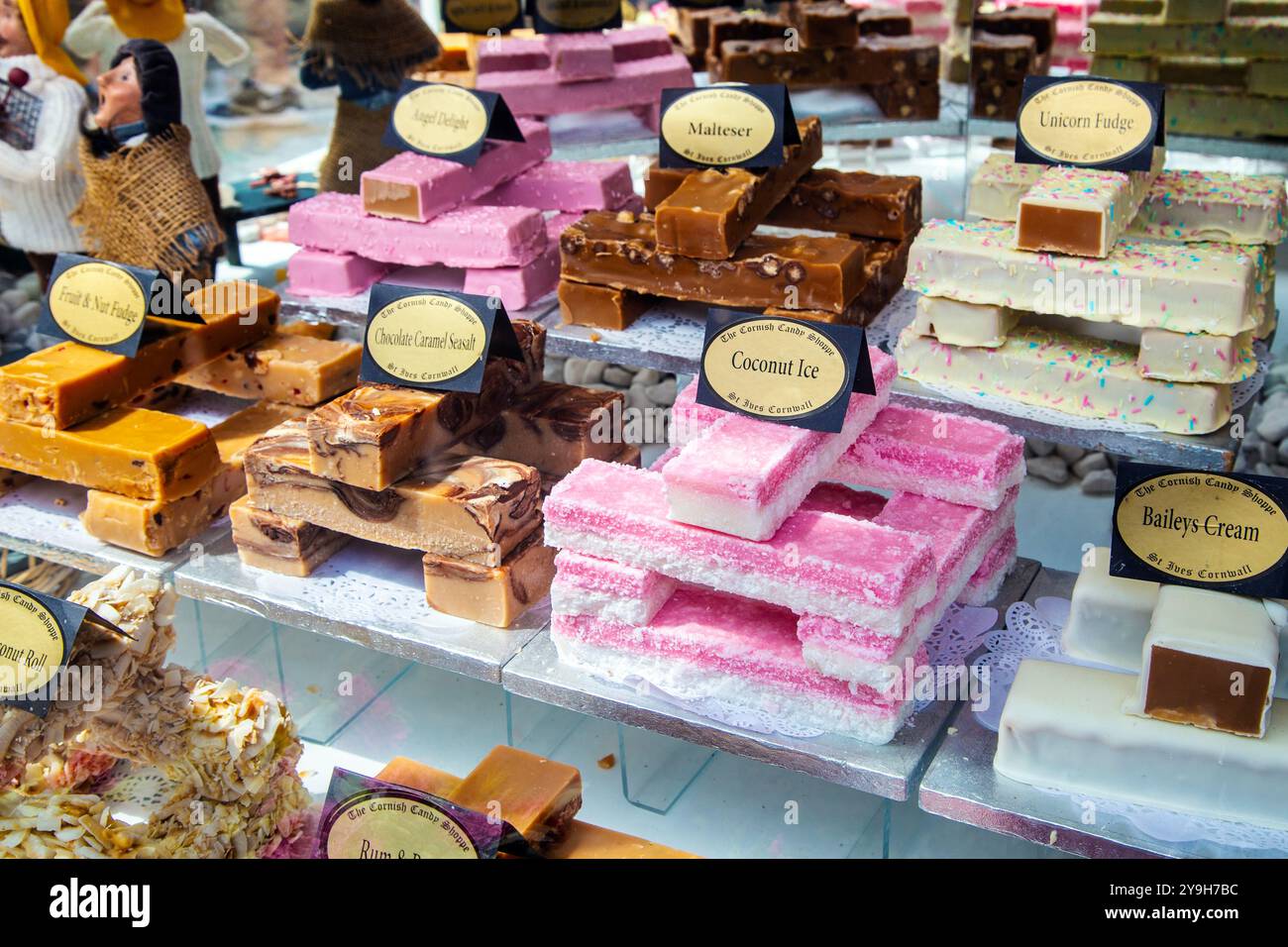 Sélection de fudge cornoueux au Cornish Candy Shoppe, St Ives, Cornouailles, Angleterre Banque D'Images