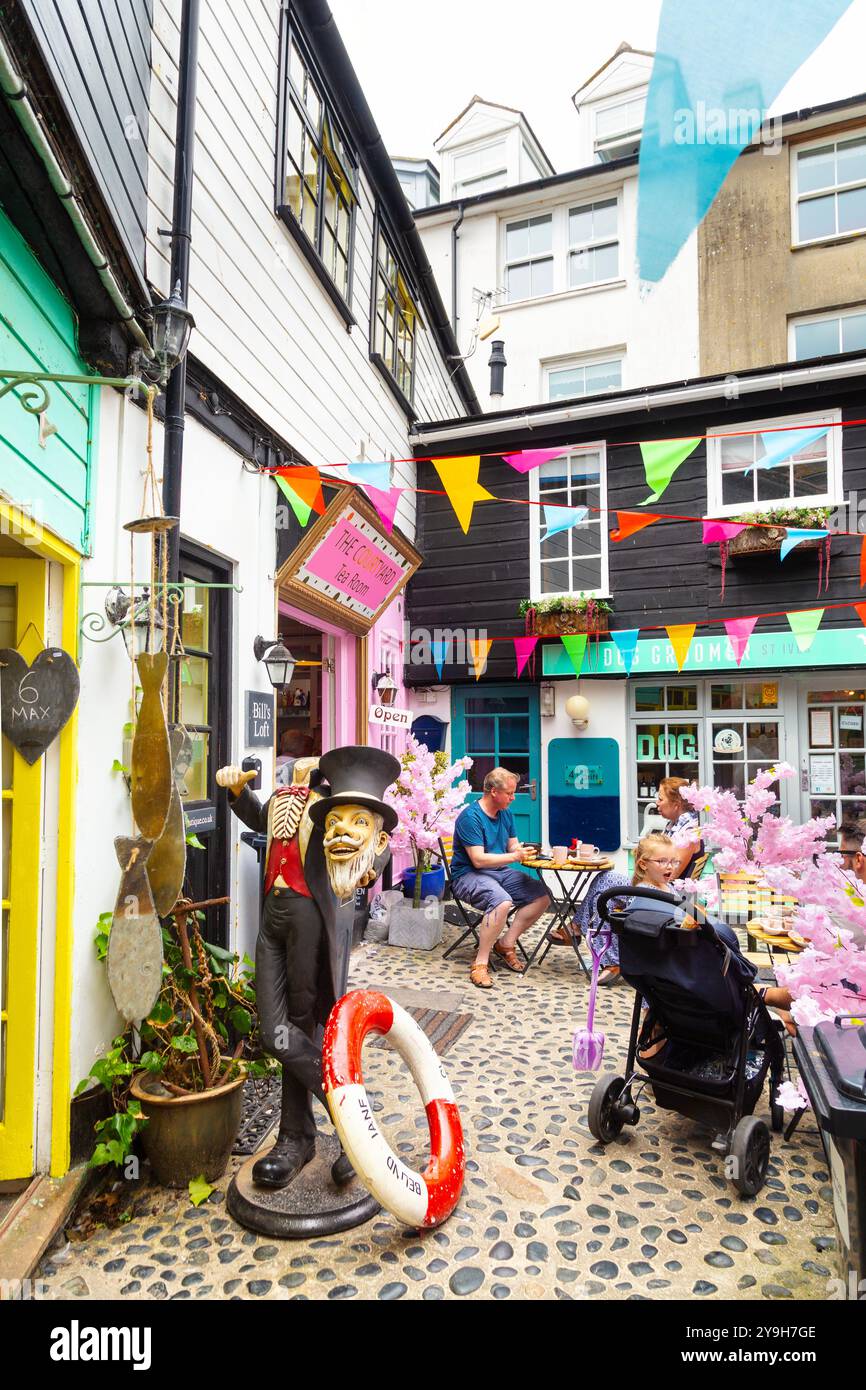 Boutiques et cafés à Cyril Noall Square, St Ives, Cornouailles, Angleterre Banque D'Images