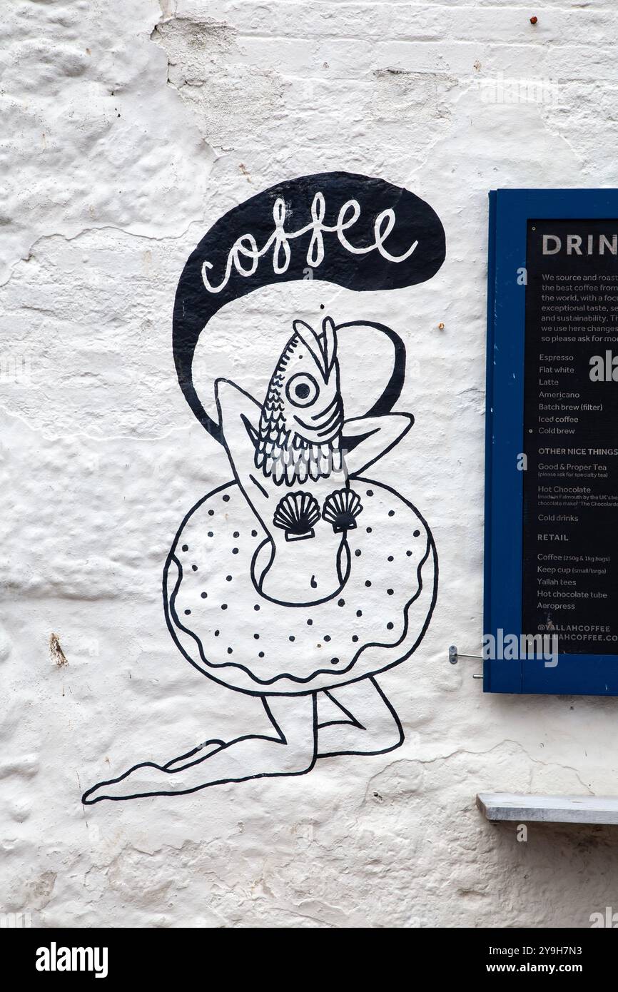 Murale de poisson et de beignet devant le Yallah Coffee Roasters Cafe à St Ives, Penwith Peninsula, Cornouailles, Royaume-Uni Banque D'Images