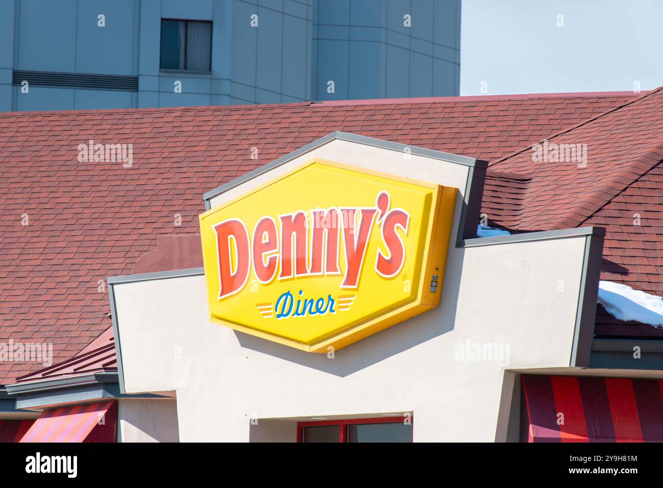 Niagara, CANADA - 21 février 2024 : Une vue détaillée de l'enseigne Denny's Diner montée à l'extérieur du bâtiment, avec son emblématique jaune et rouge Banque D'Images